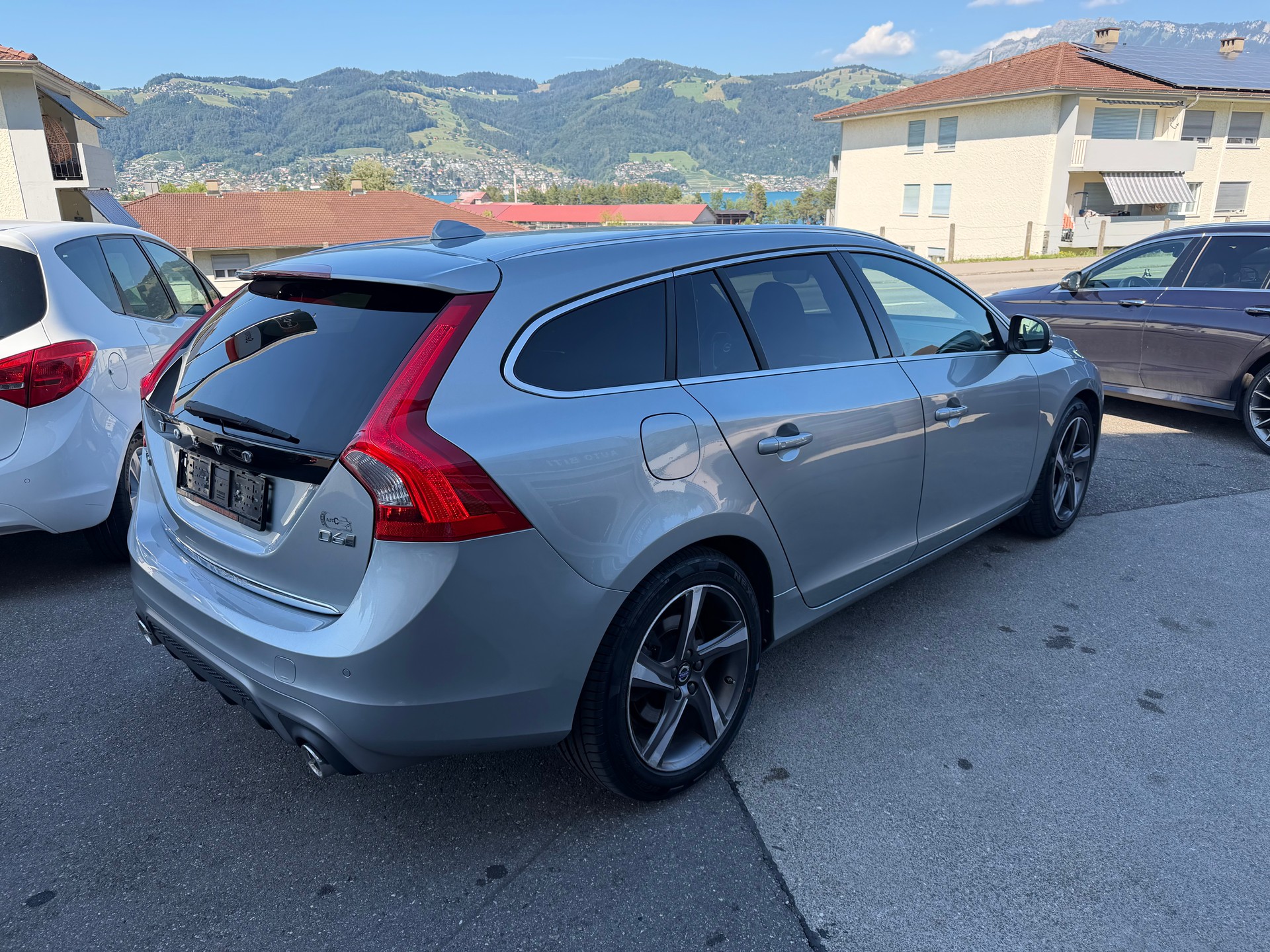 VOLVO V60 D6 AWD Plug-in Hybrid Momentum R-Design-image-2