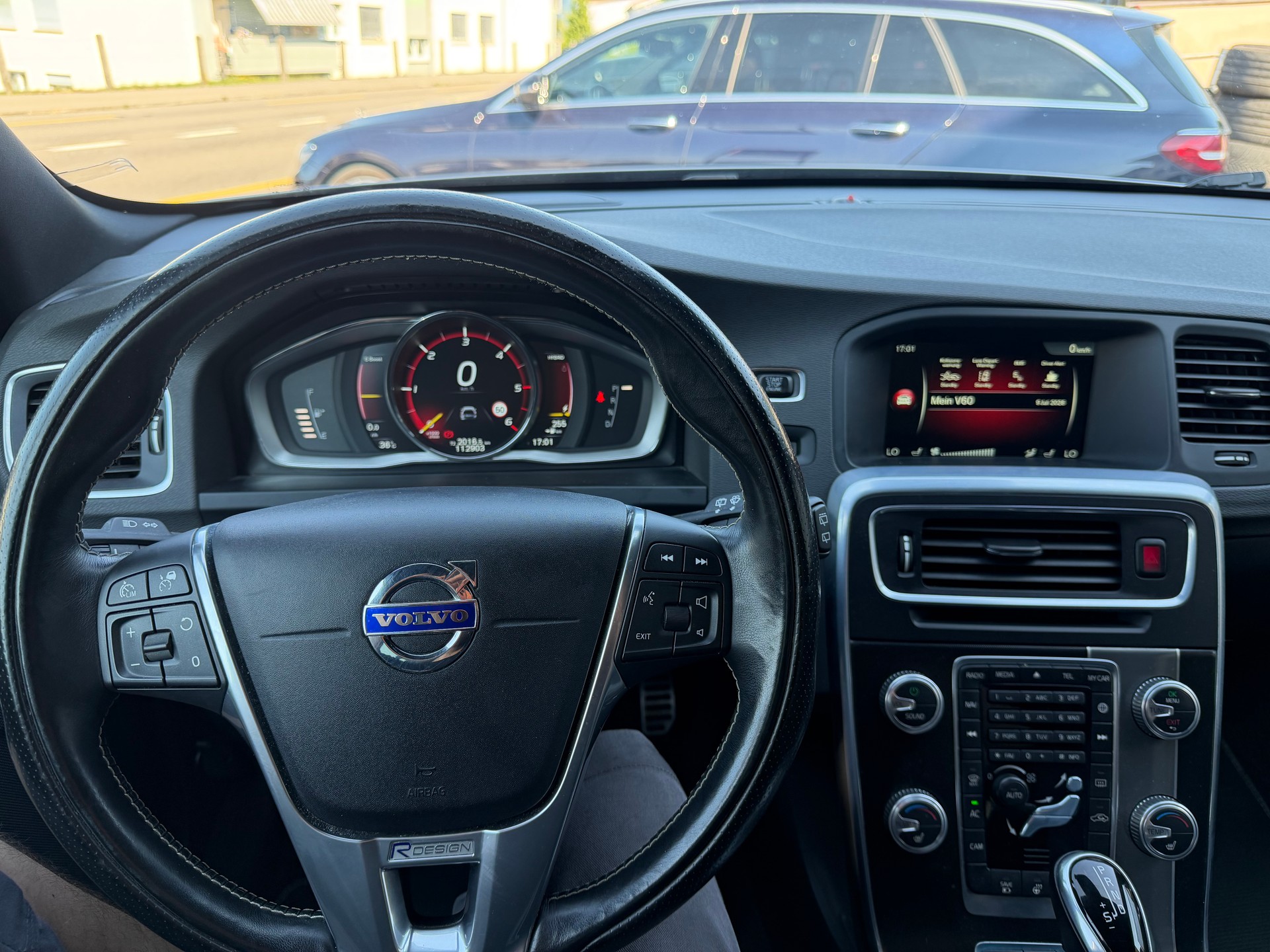 VOLVO V60 D6 AWD Plug-in Hybrid Momentum R-Design-image-5