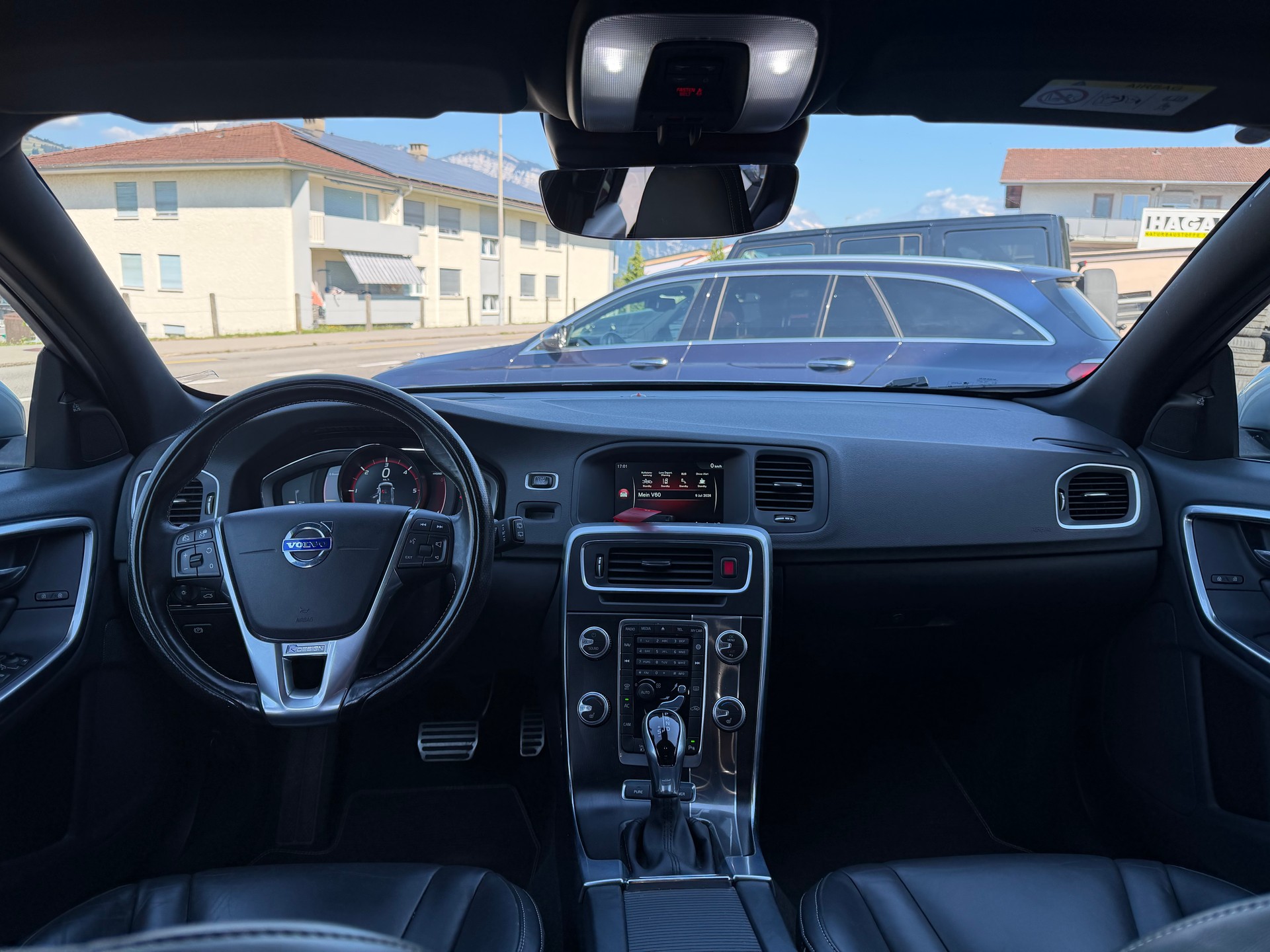 VOLVO V60 D6 AWD Plug-in Hybrid Momentum R-Design-image-4