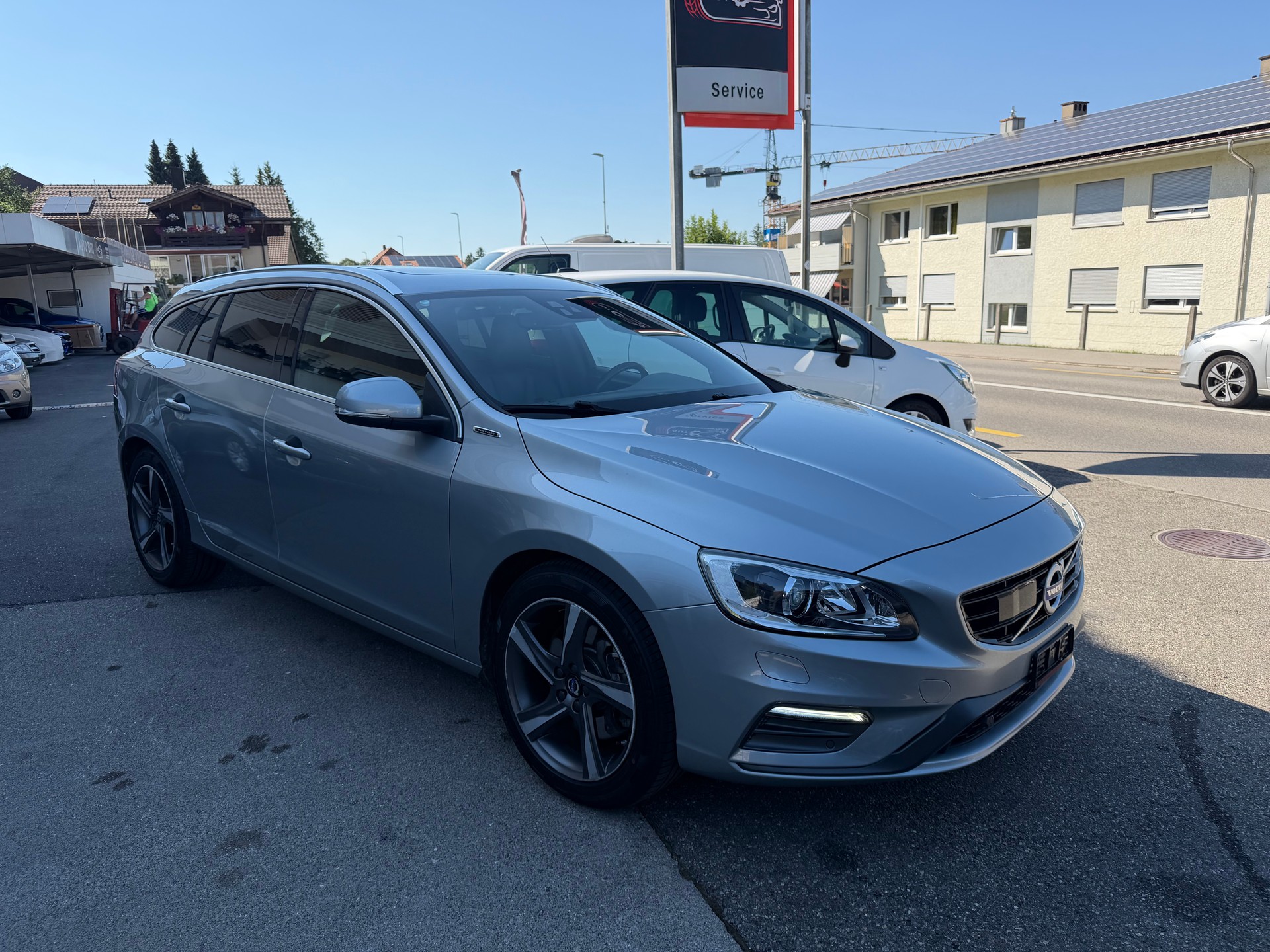 VOLVO V60 D6 AWD Plug-in Hybrid Momentum R-Design-image-1