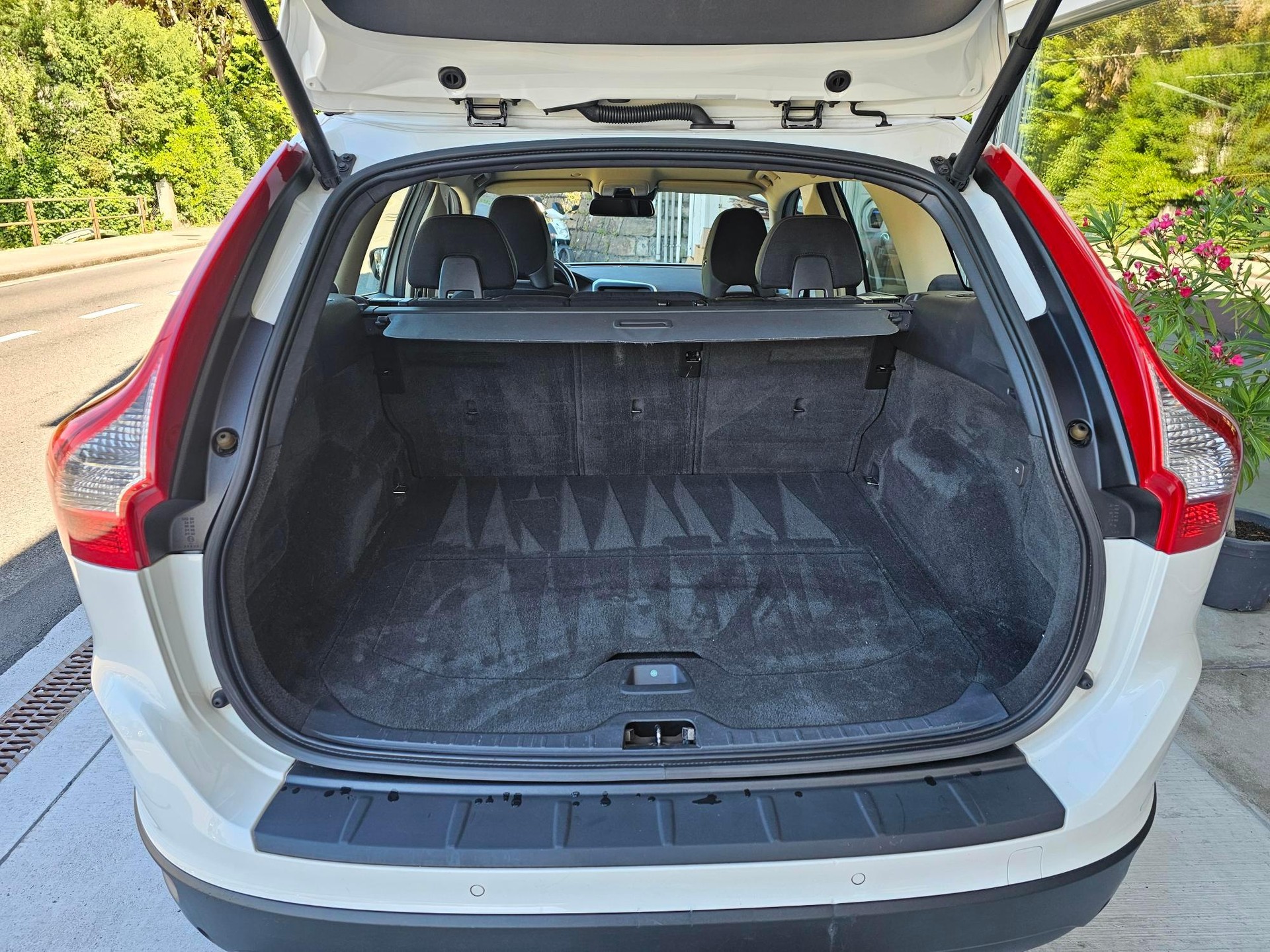 VOLVO XC60 2.4 D3 Kinetic AWD S/S-image-12