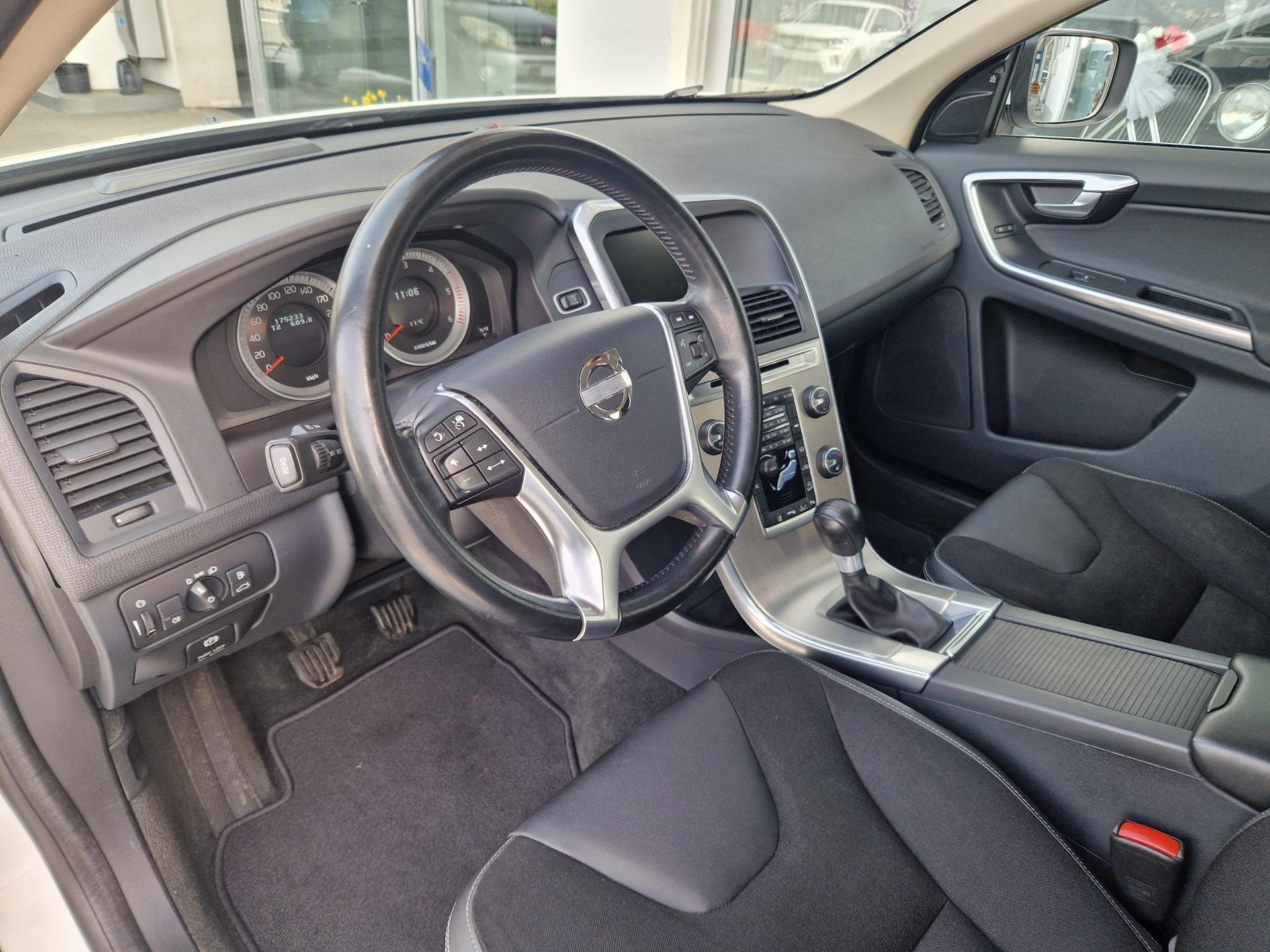 VOLVO XC60 2.4 D3 Kinetic AWD S/S-image-8