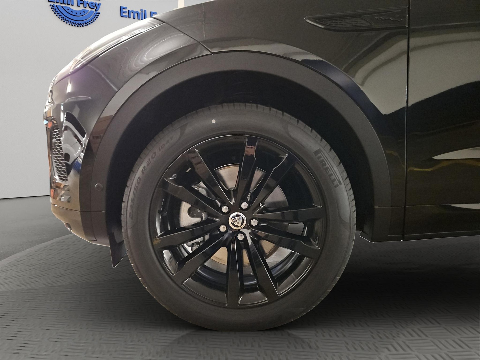 JAGUAR E-Pace 1.5 T 270e R-Dynamic SE AWD (Plug-in Hybrid)-image-11