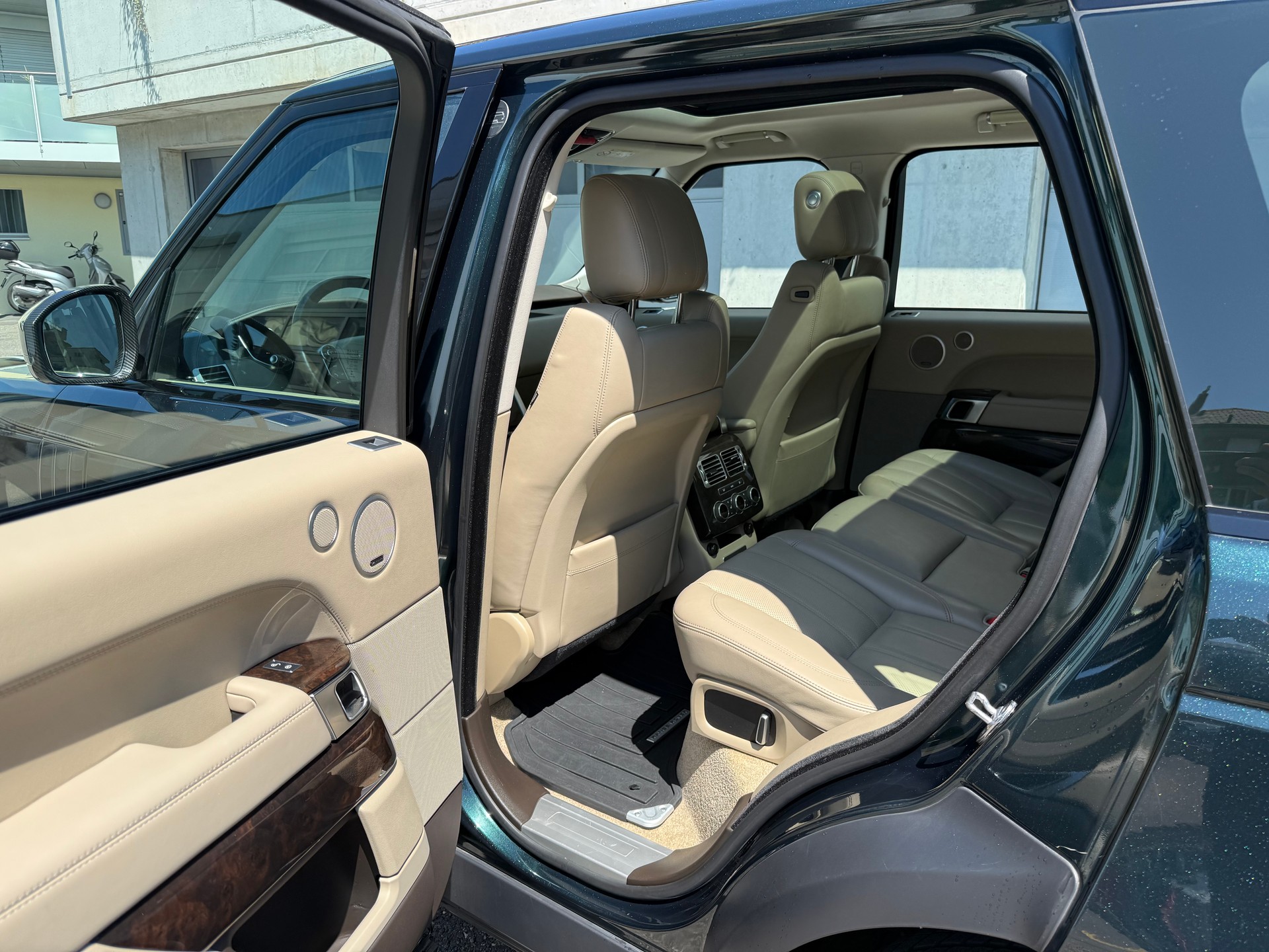 LAND ROVER Range Rover 4.4 SDV8 Vogue Automatic-image-24
