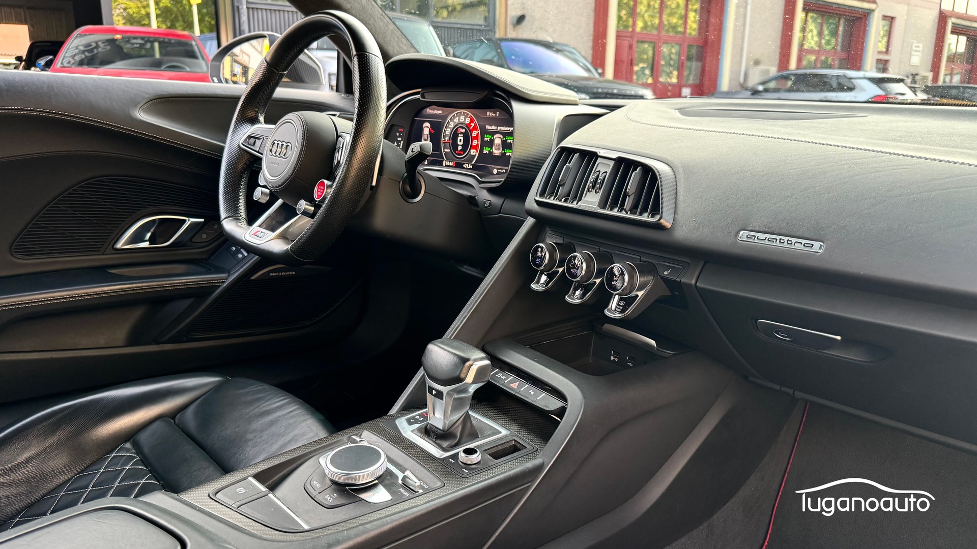 AUDI R8 Coupé 5.2 plus S-Tronic-image-11