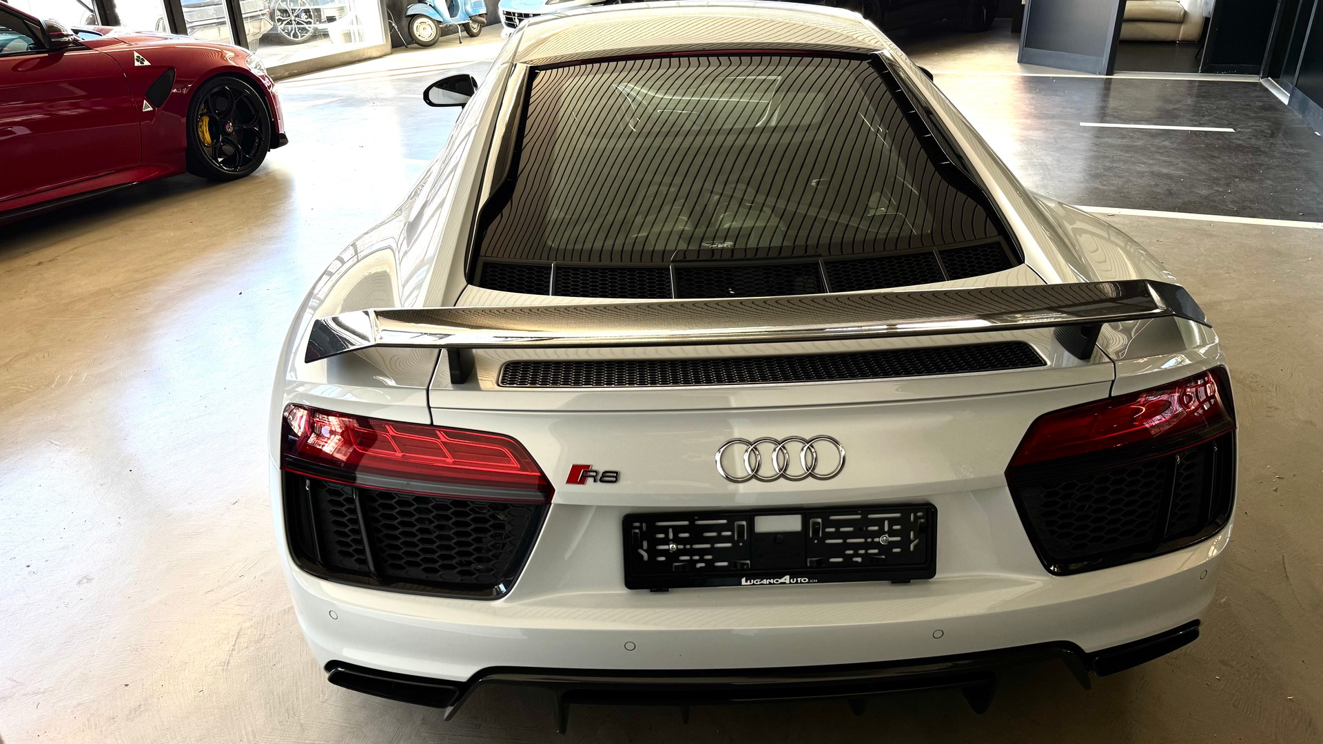 AUDI R8 Coupé 5.2 plus S-Tronic-image-4