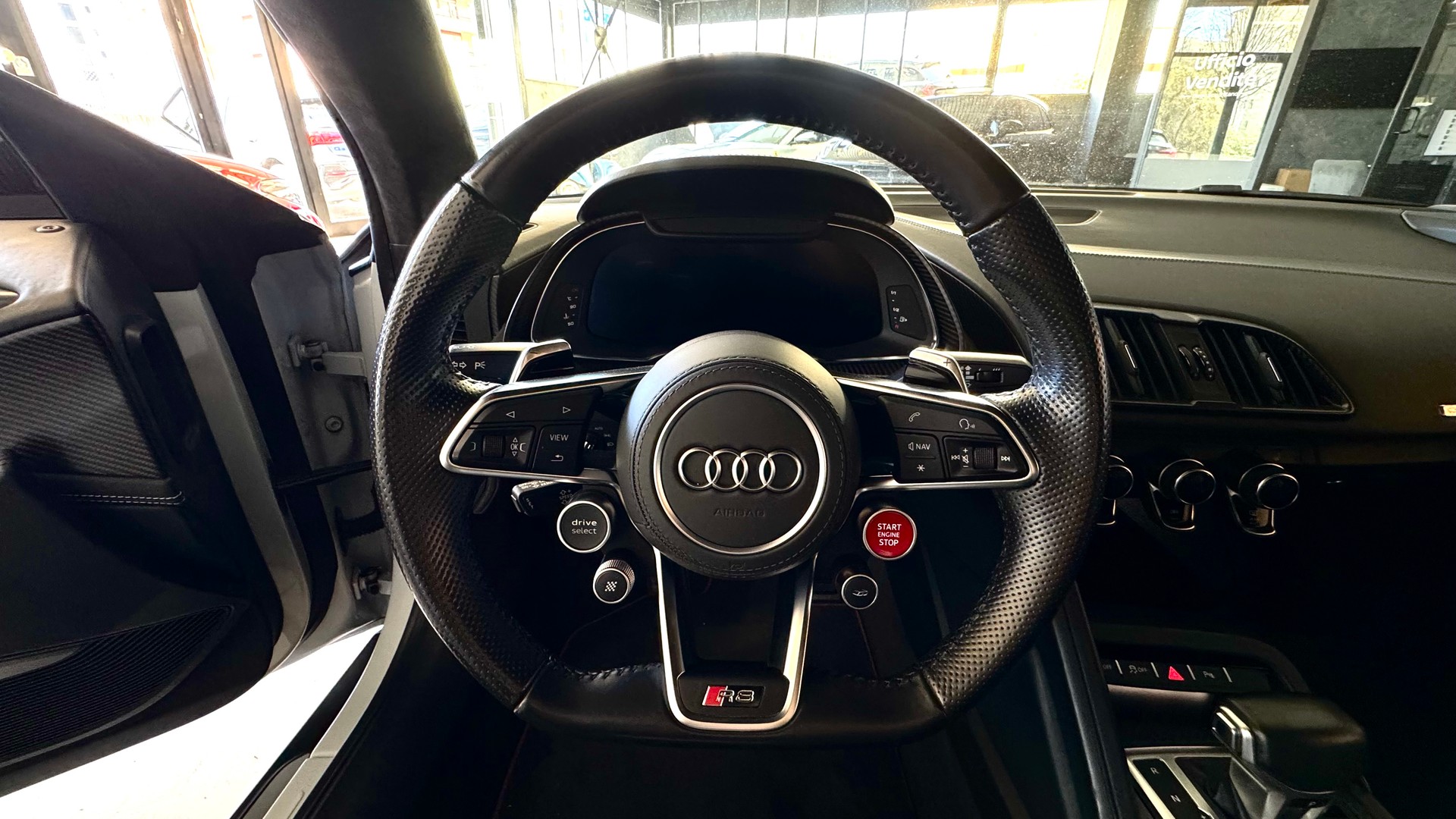 AUDI R8 Coupé 5.2 plus S-Tronic-image-9
