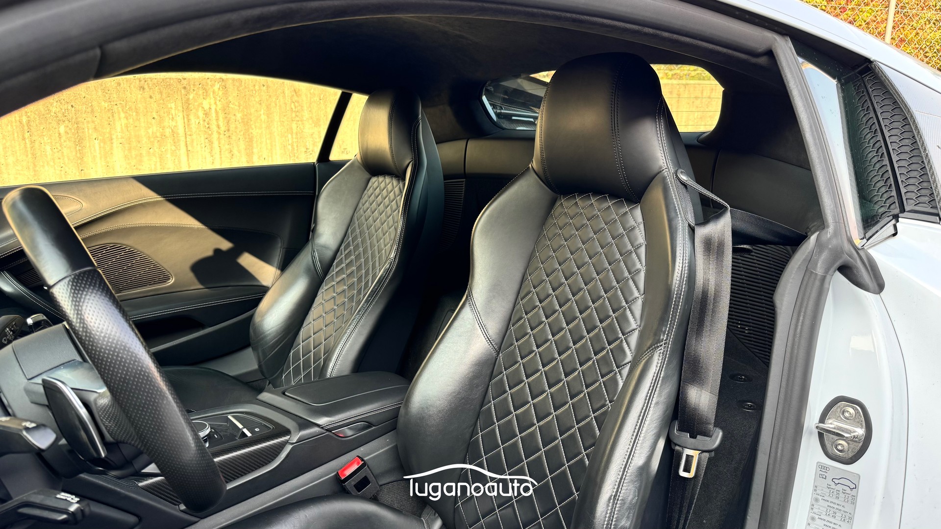 AUDI R8 Coupé 5.2 plus S-Tronic-image-10