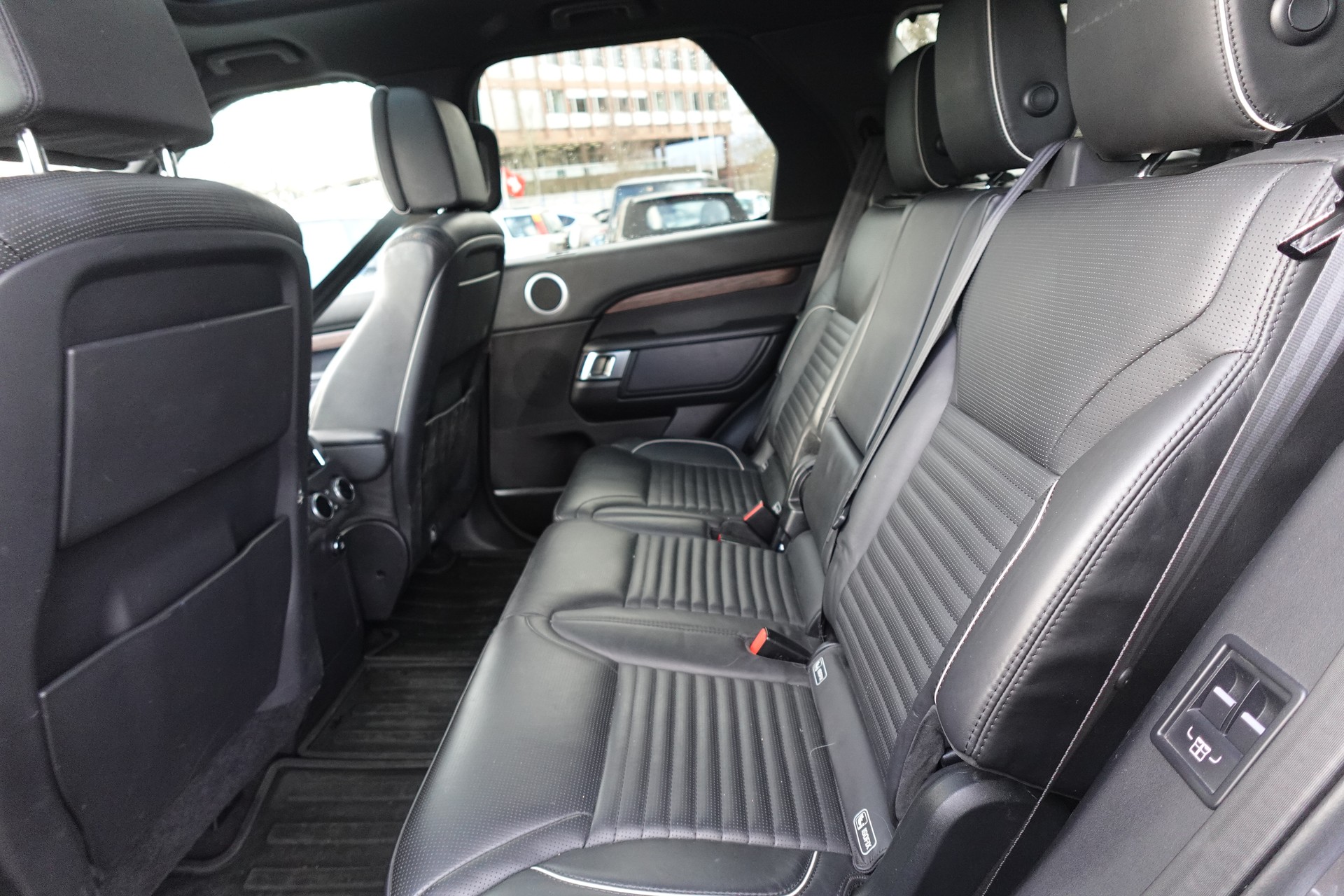 LAND ROVER Discovery 3.0 Si6 HSE Automatic-image-4