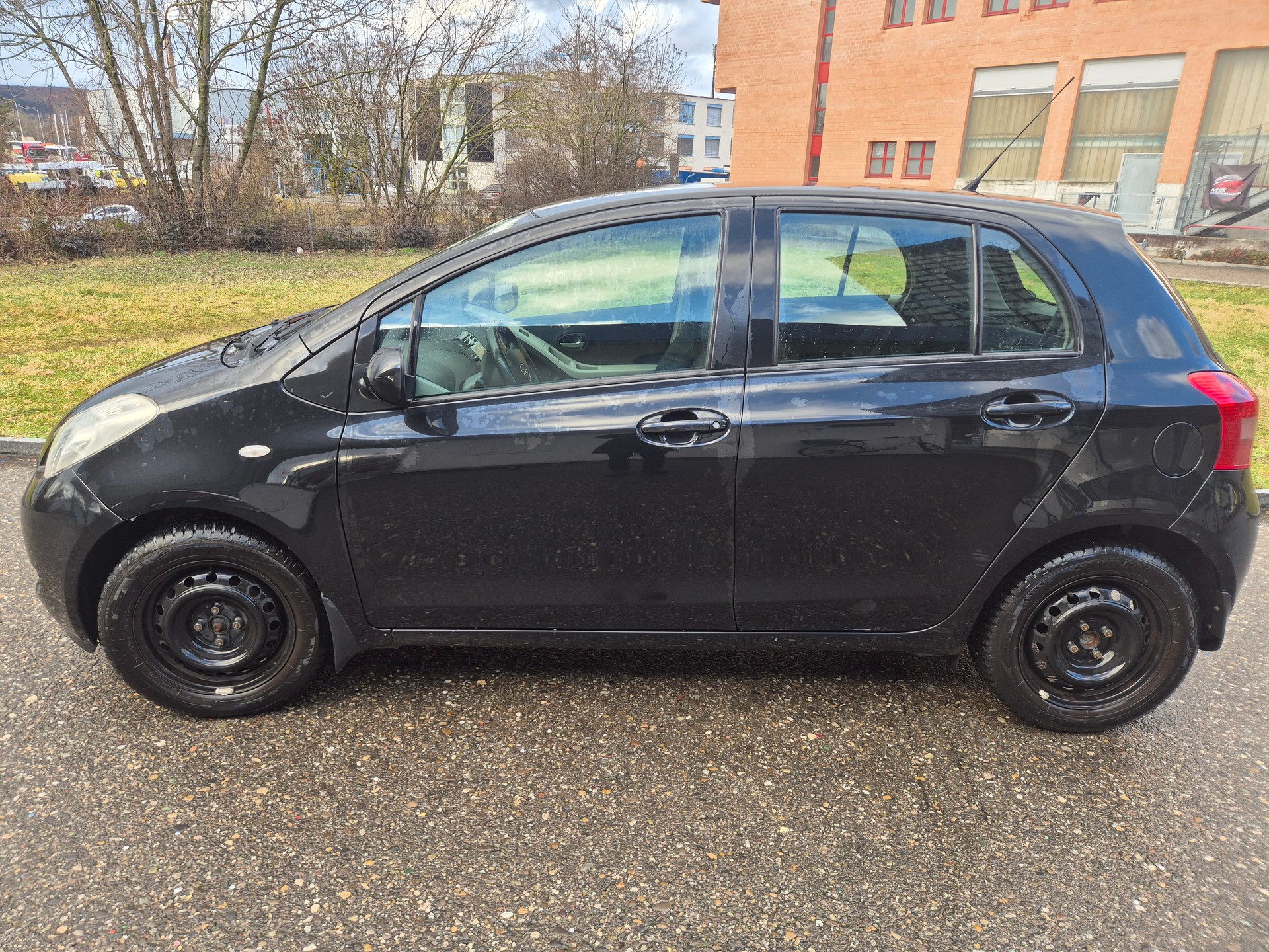 TOYOTA Yaris 1.3 Linea Sol-image-6