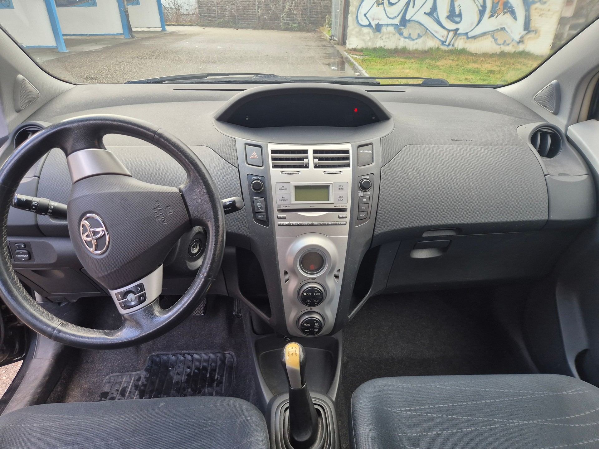 TOYOTA Yaris 1.3 Linea Sol-image-10