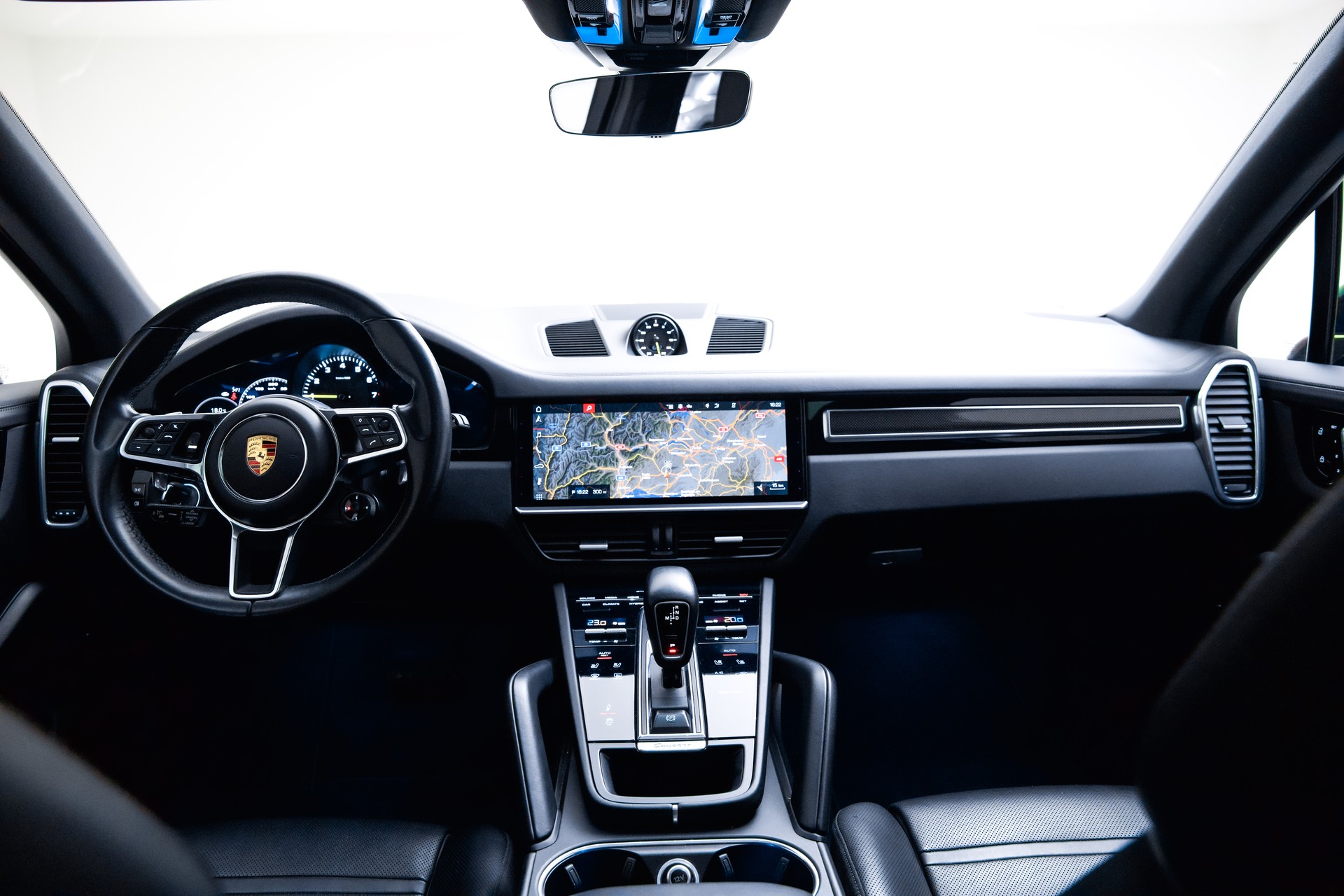 PORSCHE Cayenne E-Hybrid-showroom-element-2