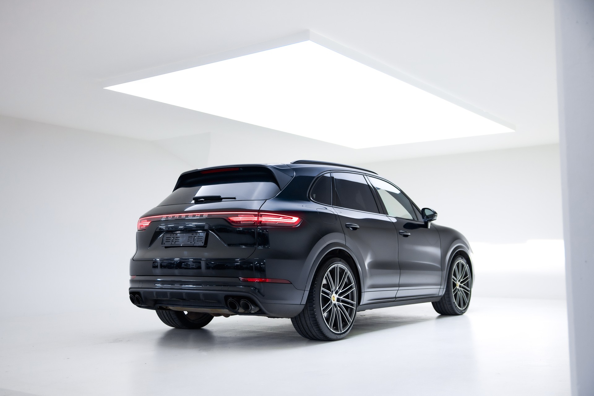 PORSCHE Cayenne E-Hybrid-showroom-element-1