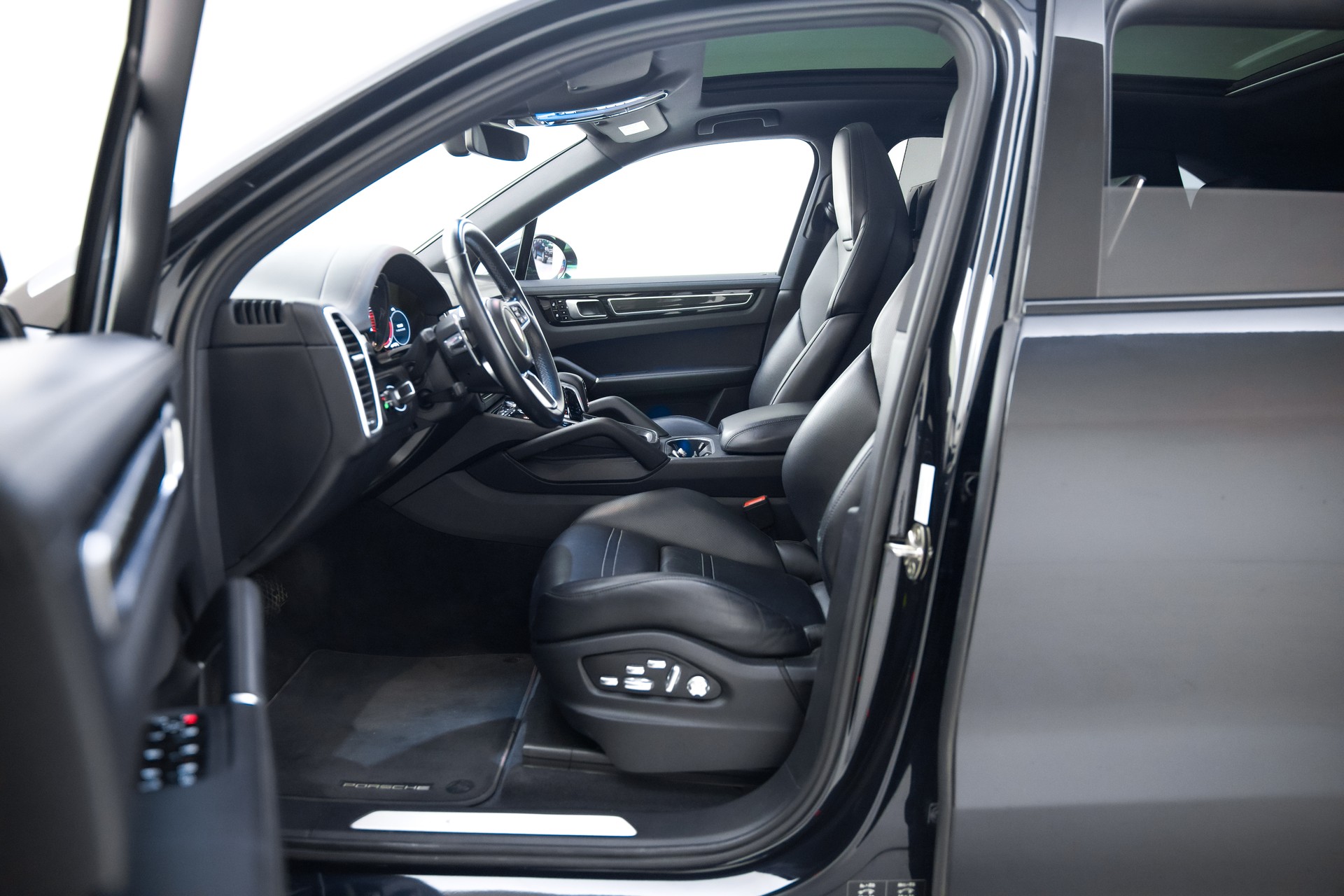 PORSCHE Cayenne E-Hybrid-image-17