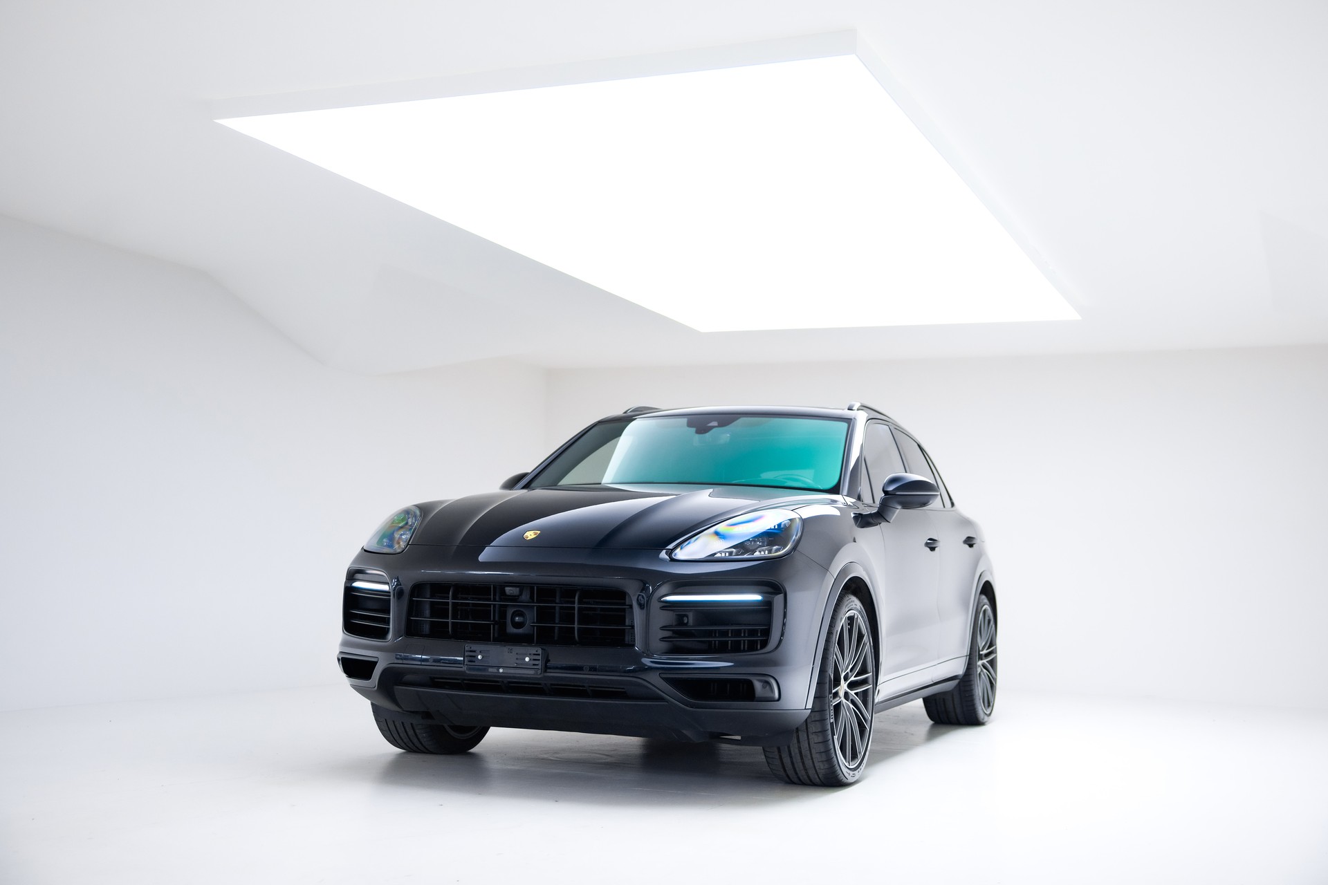 PORSCHE Cayenne E-Hybrid-showroom-element-3