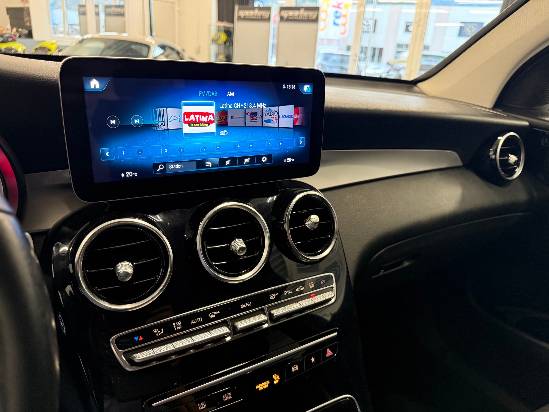 MERCEDES-BENZ GLC 200 AMG Line 4Matic 9G-Tronic-image-16
