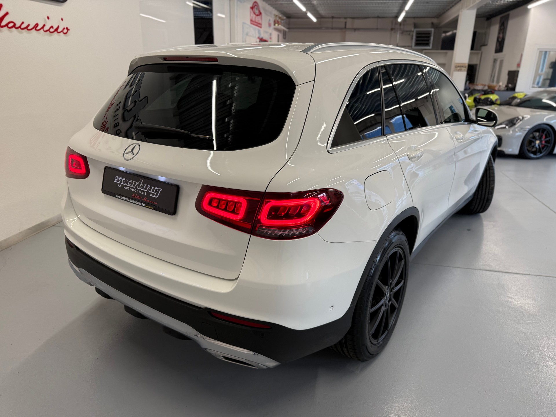 MERCEDES-BENZ GLC 200 AMG Line 4Matic 9G-Tronic-image-7