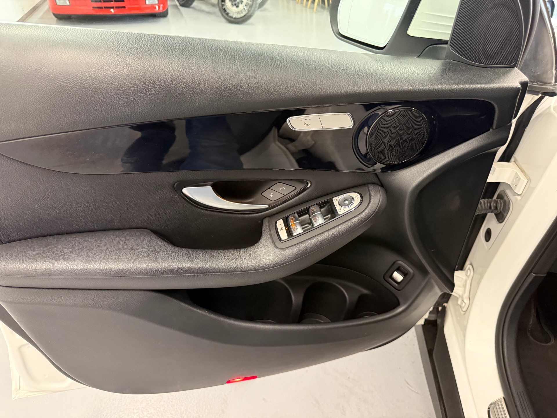 MERCEDES-BENZ GLC 200 AMG Line 4Matic 9G-Tronic-image-19