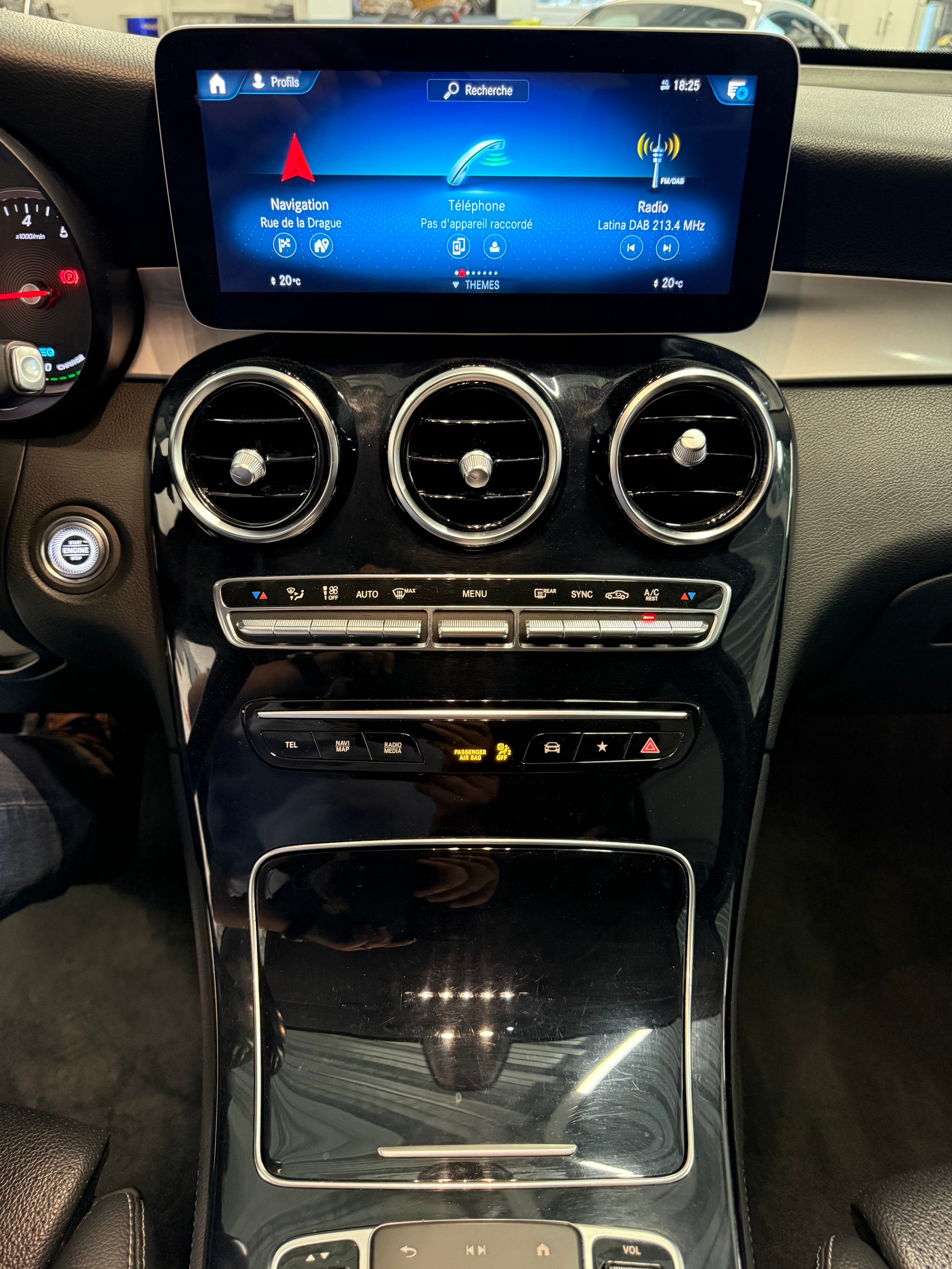 MERCEDES-BENZ GLC 200 AMG Line 4Matic 9G-Tronic-image-15