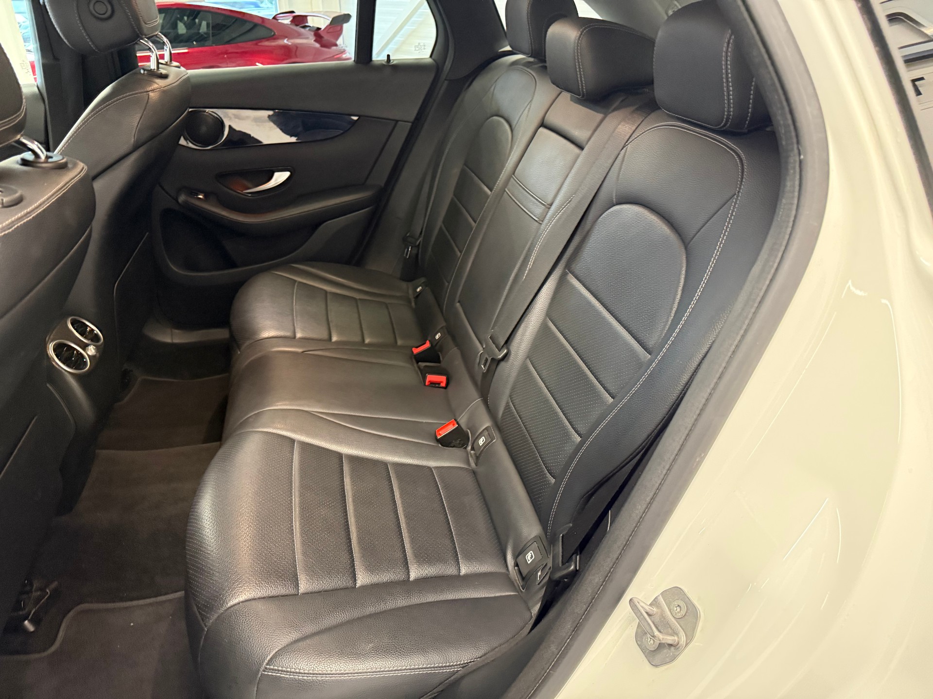 MERCEDES-BENZ GLC 200 AMG Line 4Matic 9G-Tronic-image-13