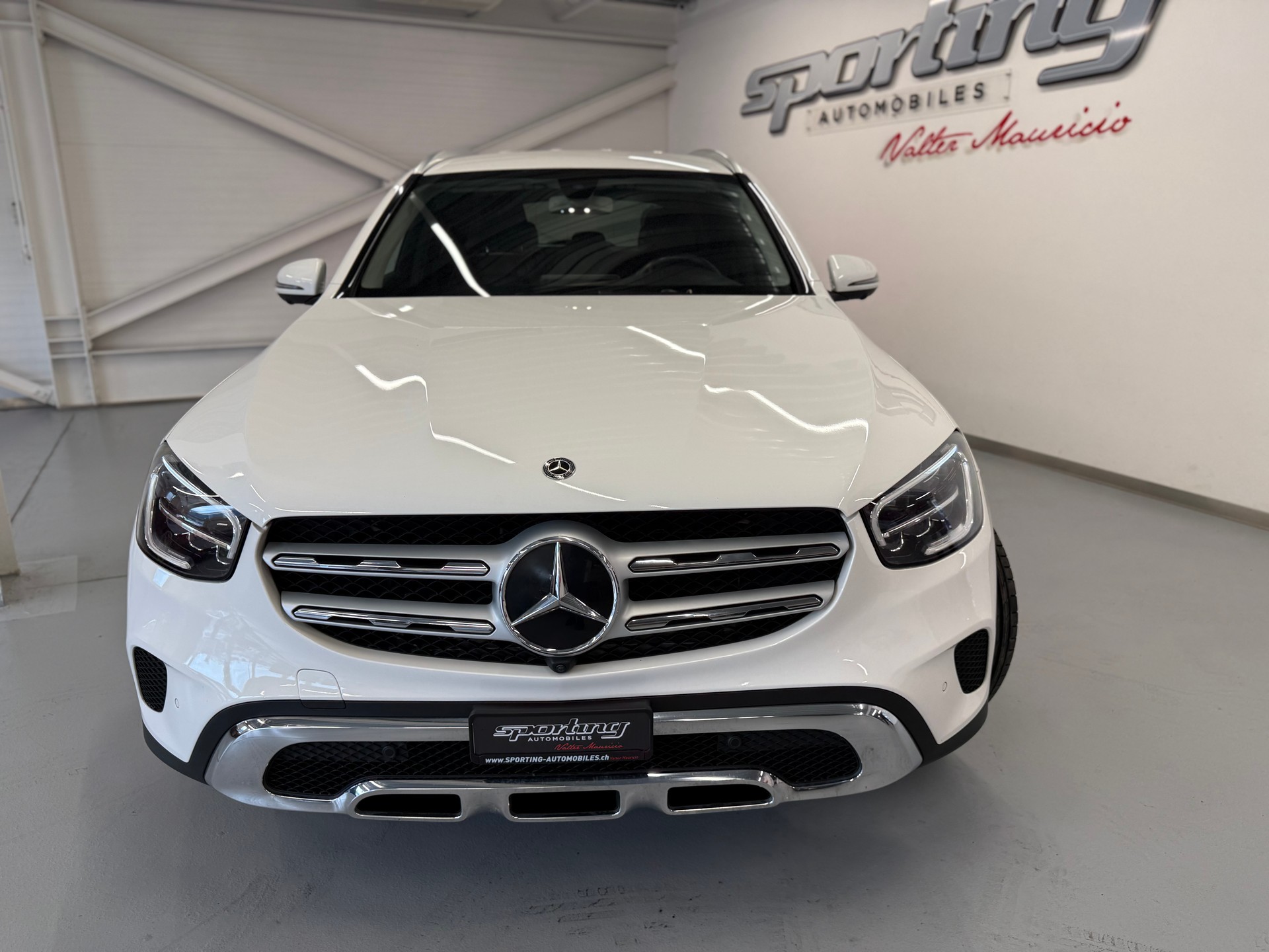 MERCEDES-BENZ GLC 200 AMG Line 4Matic 9G-Tronic-showroom-element-3