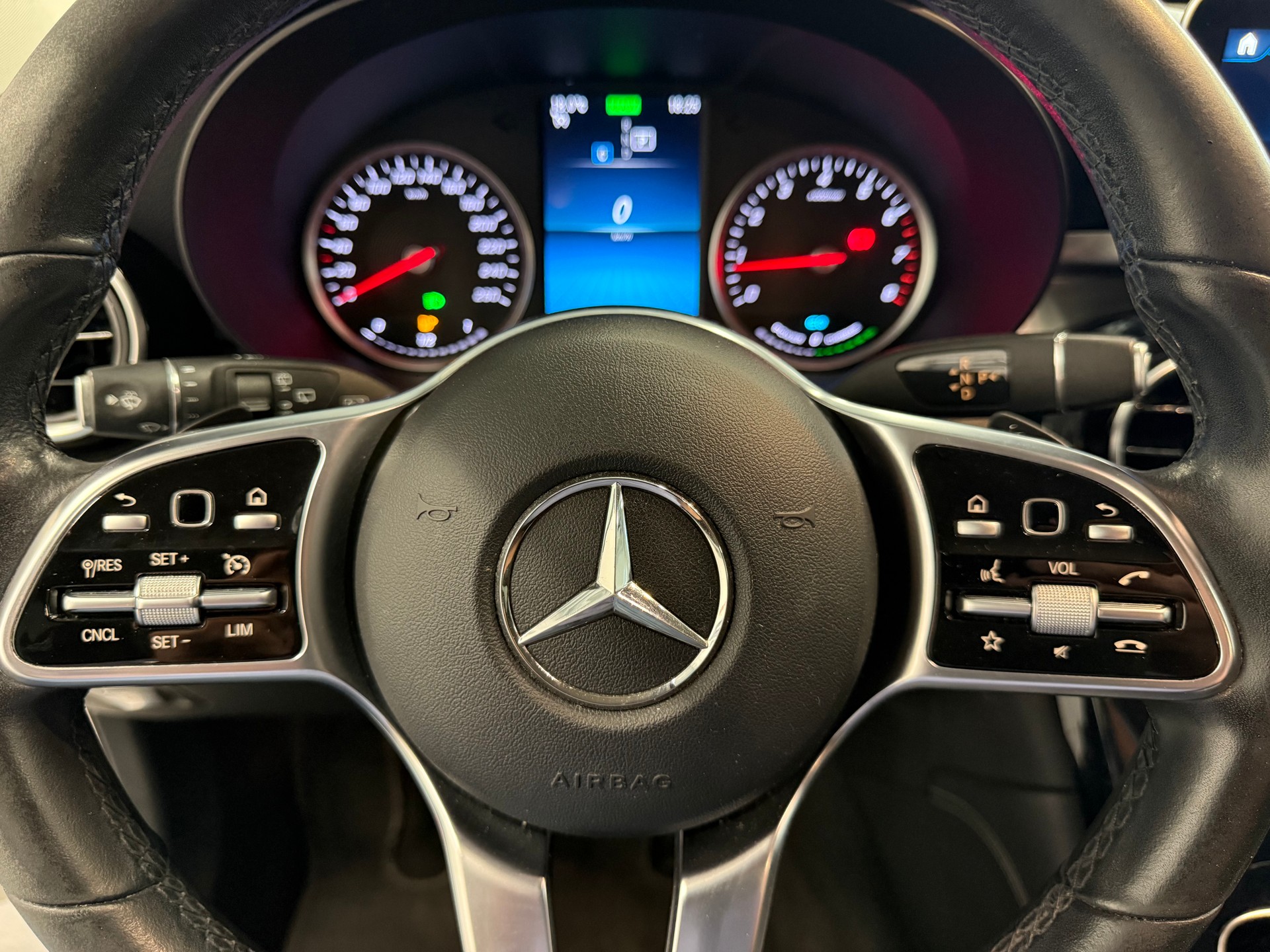 MERCEDES-BENZ GLC 200 AMG Line 4Matic 9G-Tronic-image-18