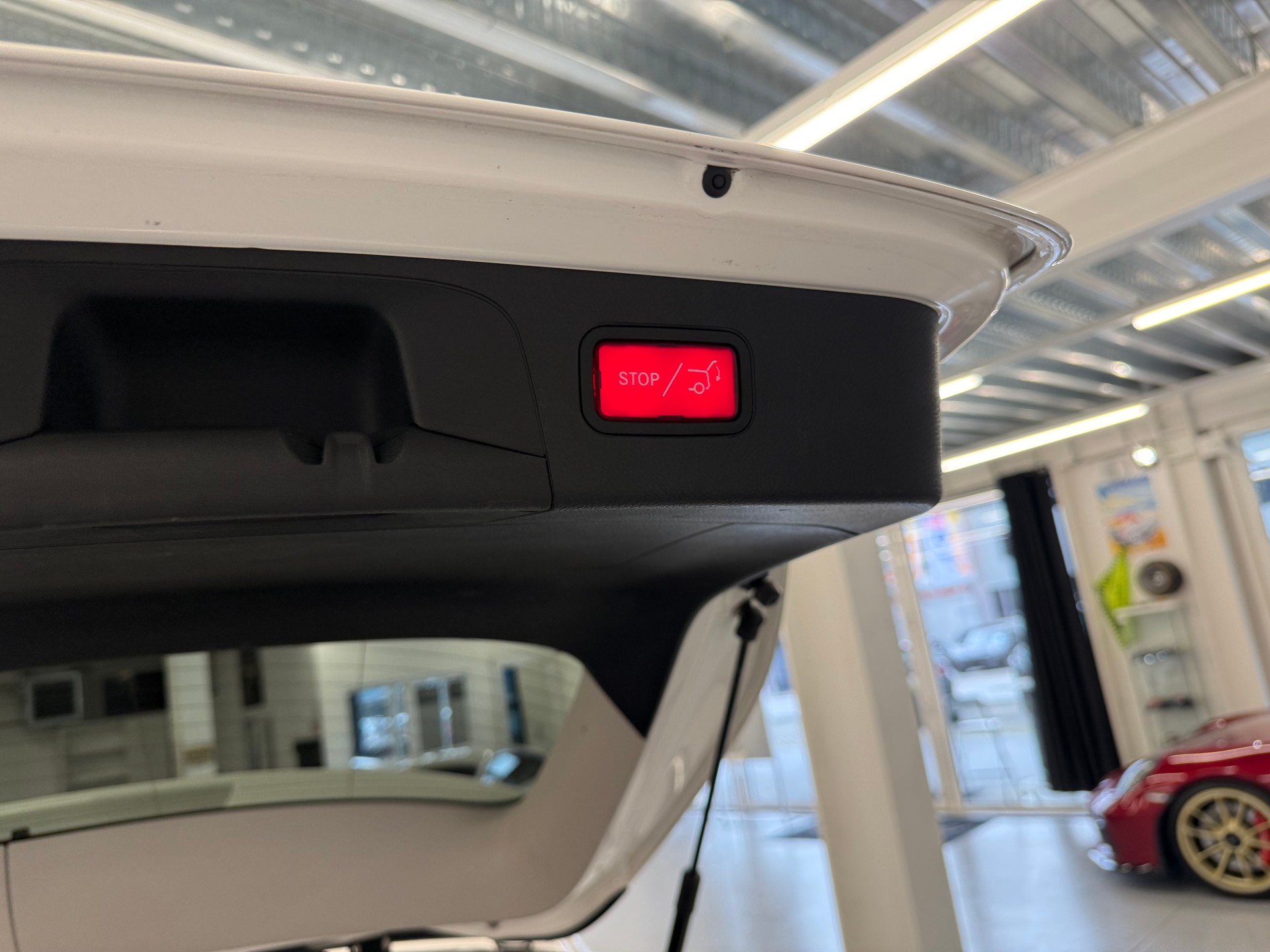 MERCEDES-BENZ GLC 200 AMG Line 4Matic 9G-Tronic-image-22