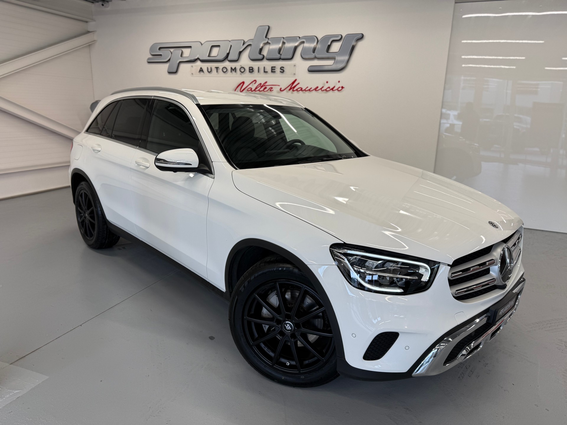 MERCEDES-BENZ GLC 200 AMG Line 4Matic 9G-Tronic-showroom-element-1