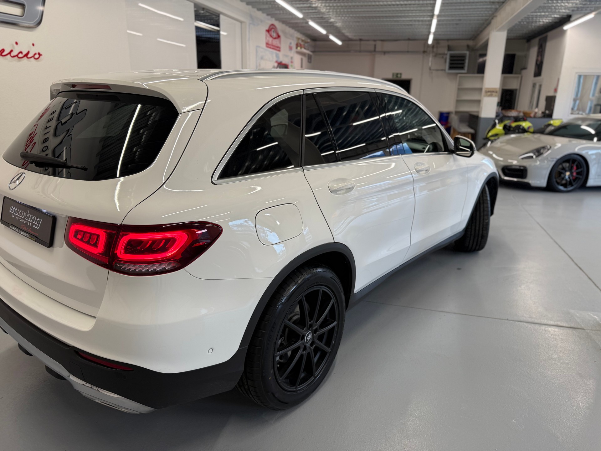 MERCEDES-BENZ GLC 200 AMG Line 4Matic 9G-Tronic-image-5