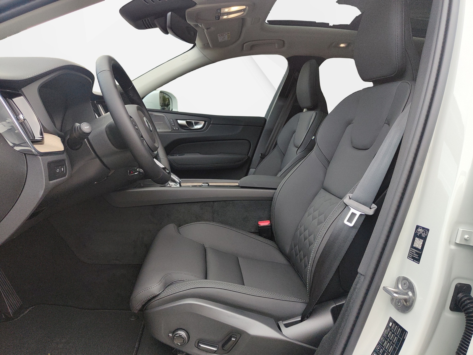 VOLVO XC60 2.0 T6 TE Ultra Bright eAWD-showroom-element-3