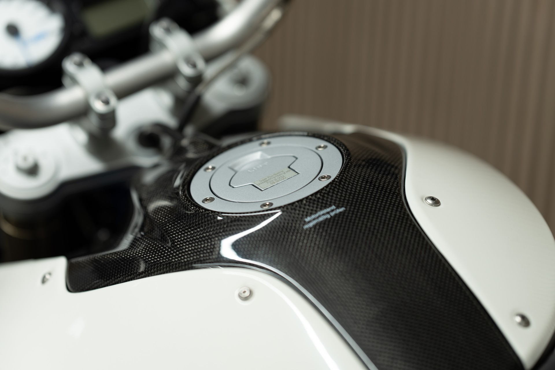BMW HP2 Megamoto-showroom-element-3