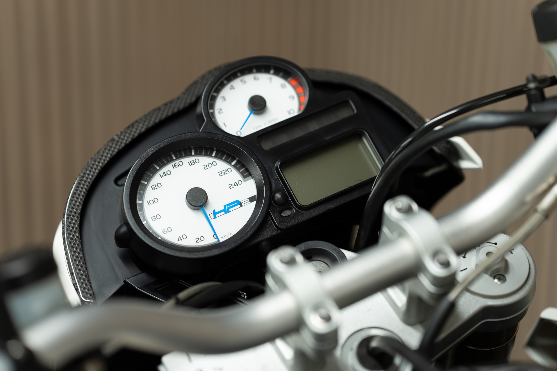 BMW HP2 Megamoto-showroom-element-2