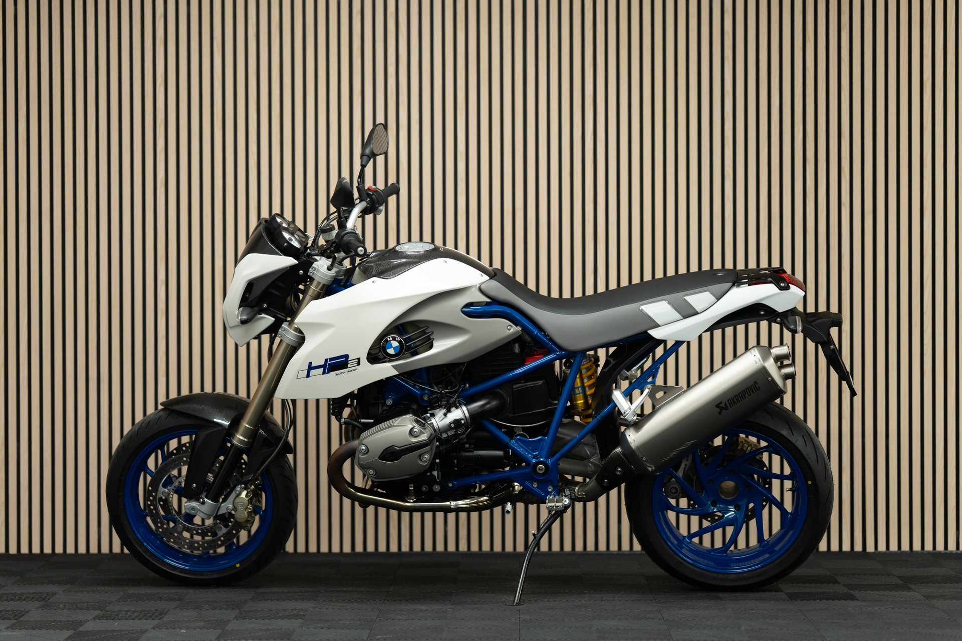 BMW HP2 Megamoto-showroom-element-1