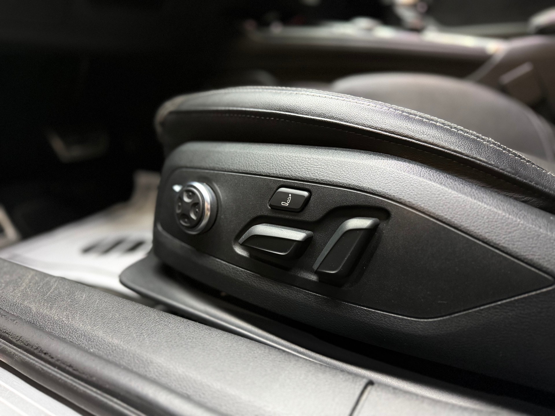AUDI S4 Limousine 3.0 TFSI quattro tiptronic-image-16