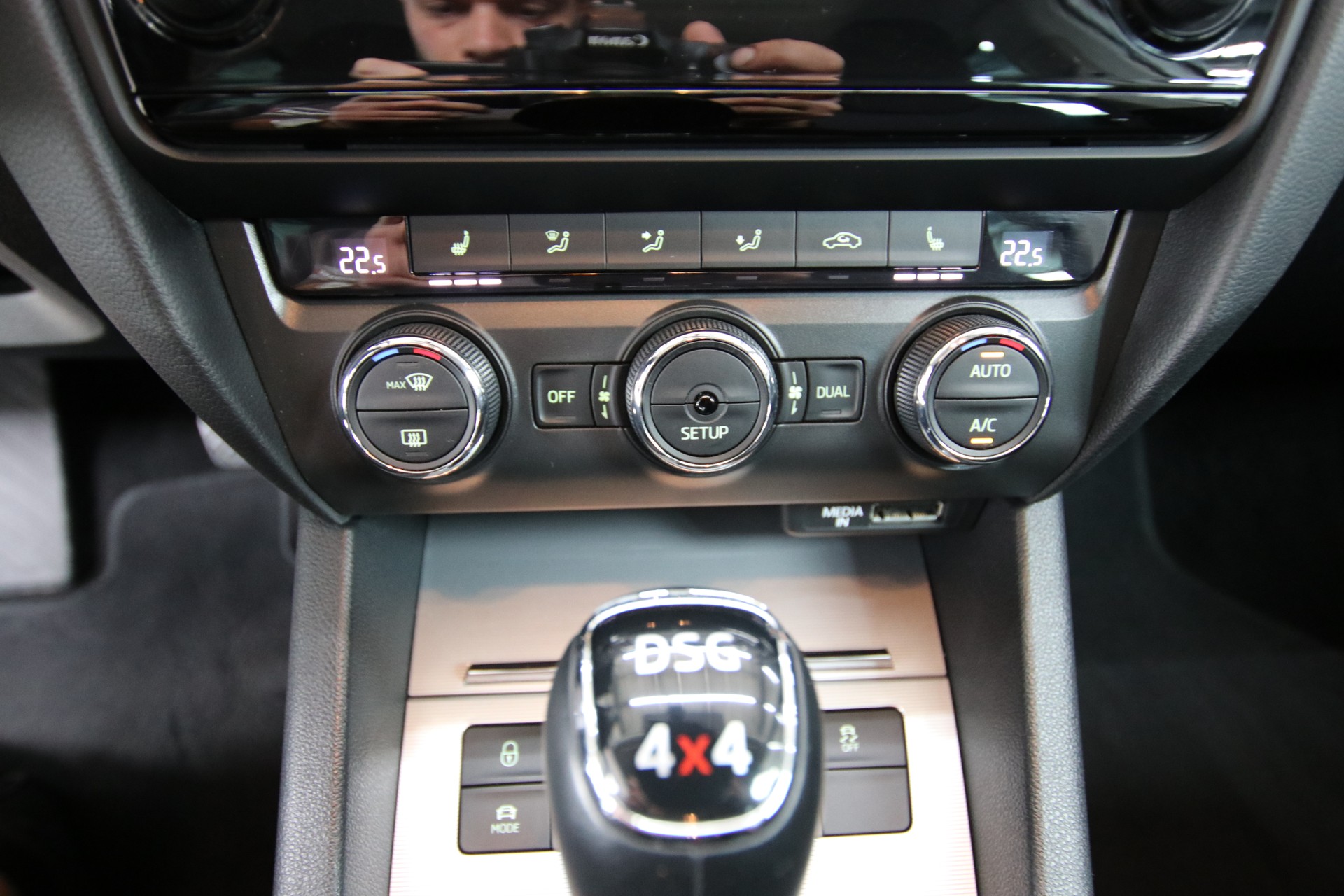 SKODA Octavia 1.8 TSI Elegance 4x4 DSG-image-19