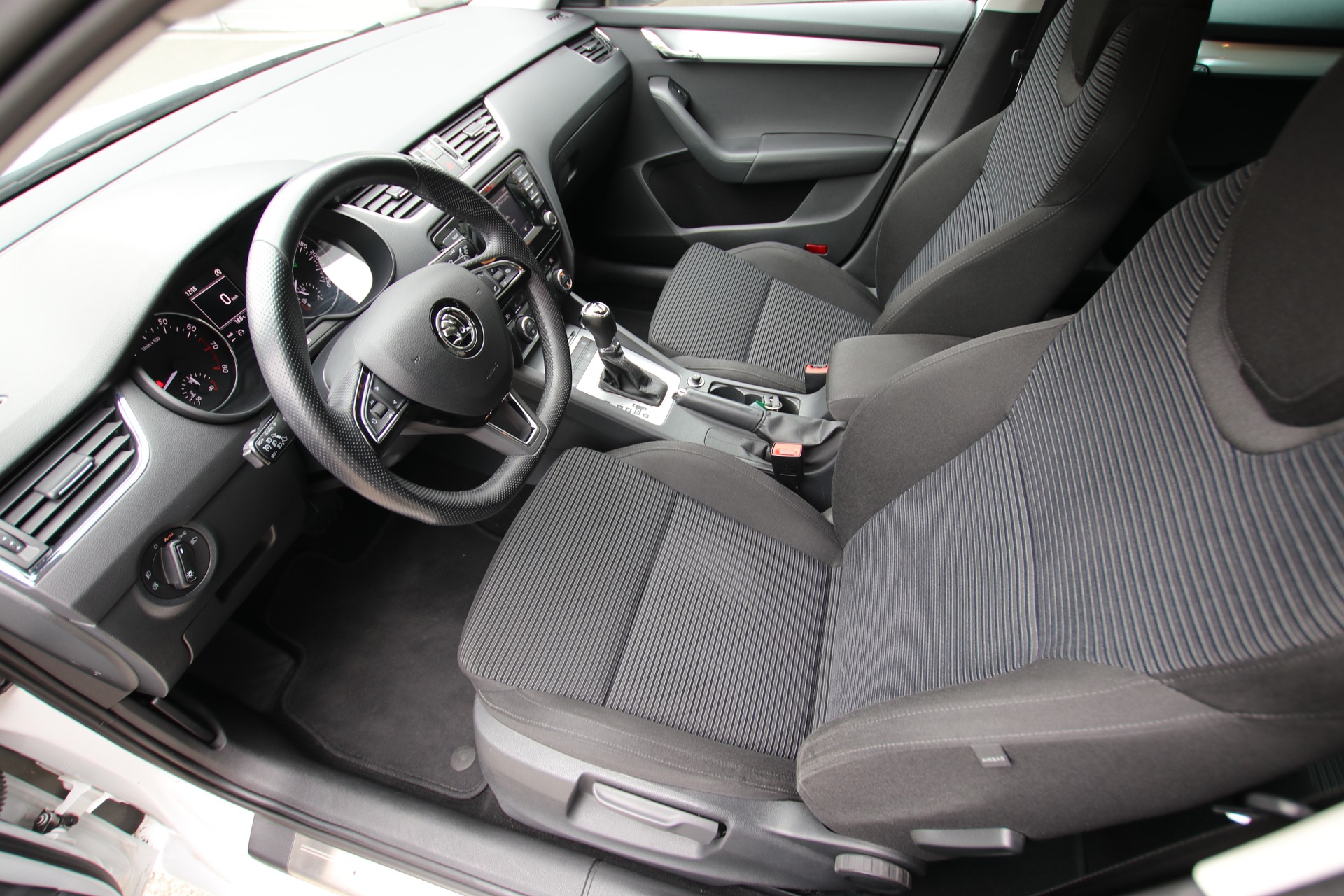 SKODA Octavia 1.8 TSI Elegance 4x4 DSG-image-11