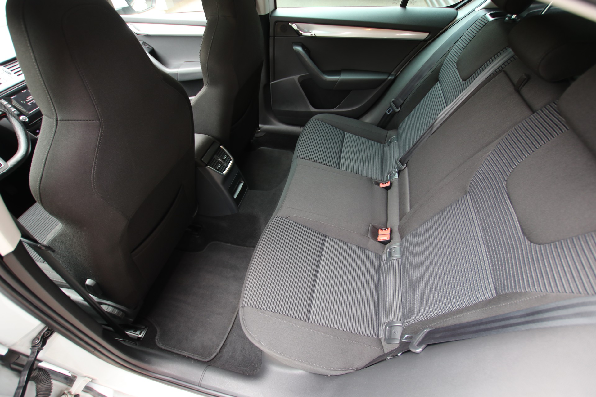 SKODA Octavia 1.8 TSI Elegance 4x4 DSG-image-13