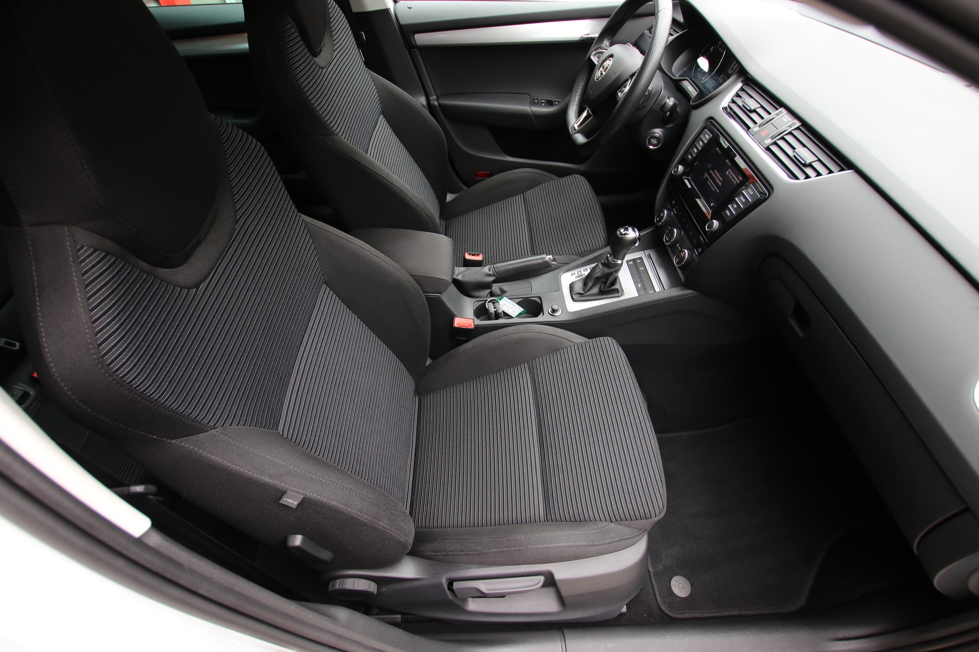 SKODA Octavia 1.8 TSI Elegance 4x4 DSG-image-12