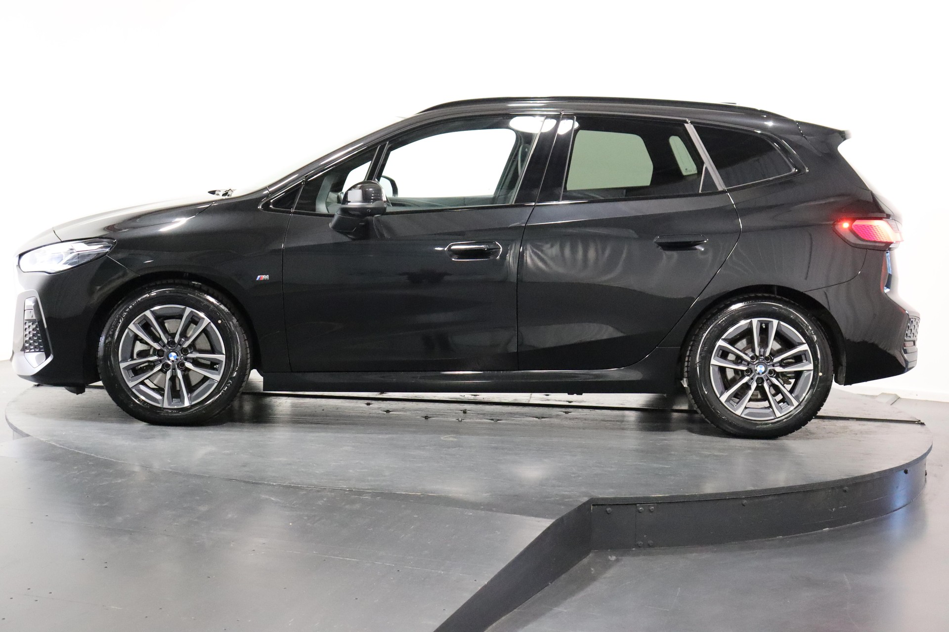BMW 223d xDrive paddles Active Tourer-showroom-element-1