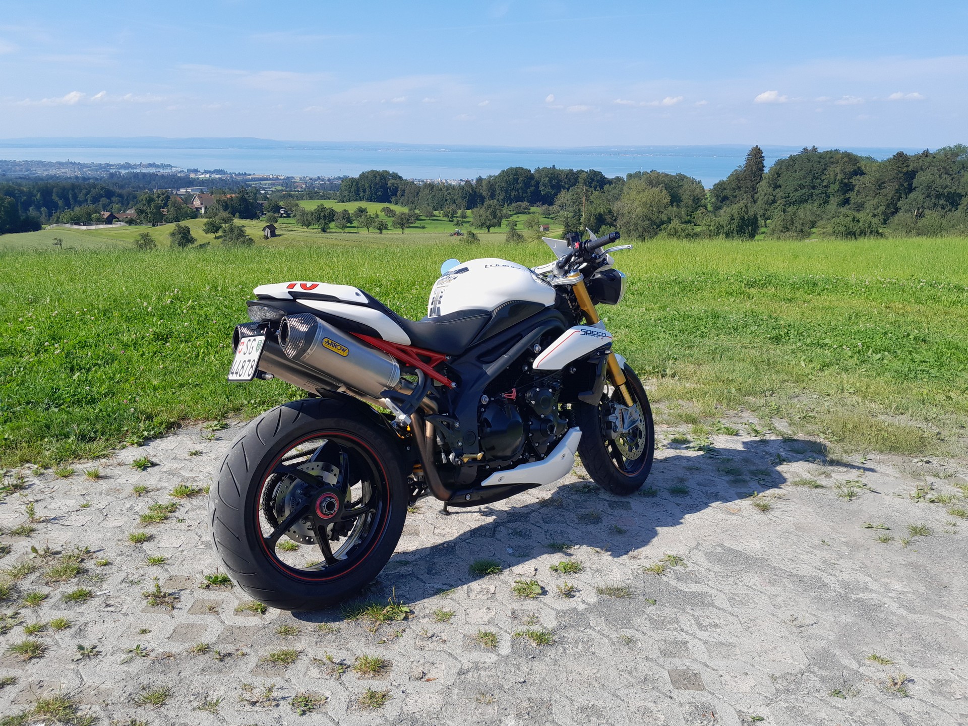 TRIUMPH Speed Triple R 1050 ABS-image-2