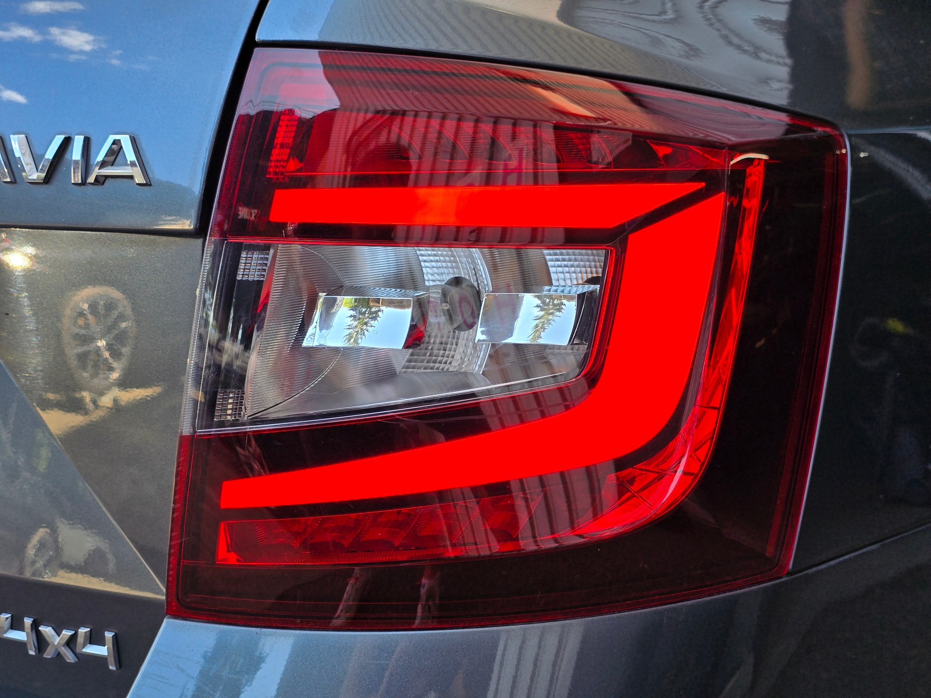 SKODA Octavia Combi 2.0 TDI 4x4 DSG-image-23