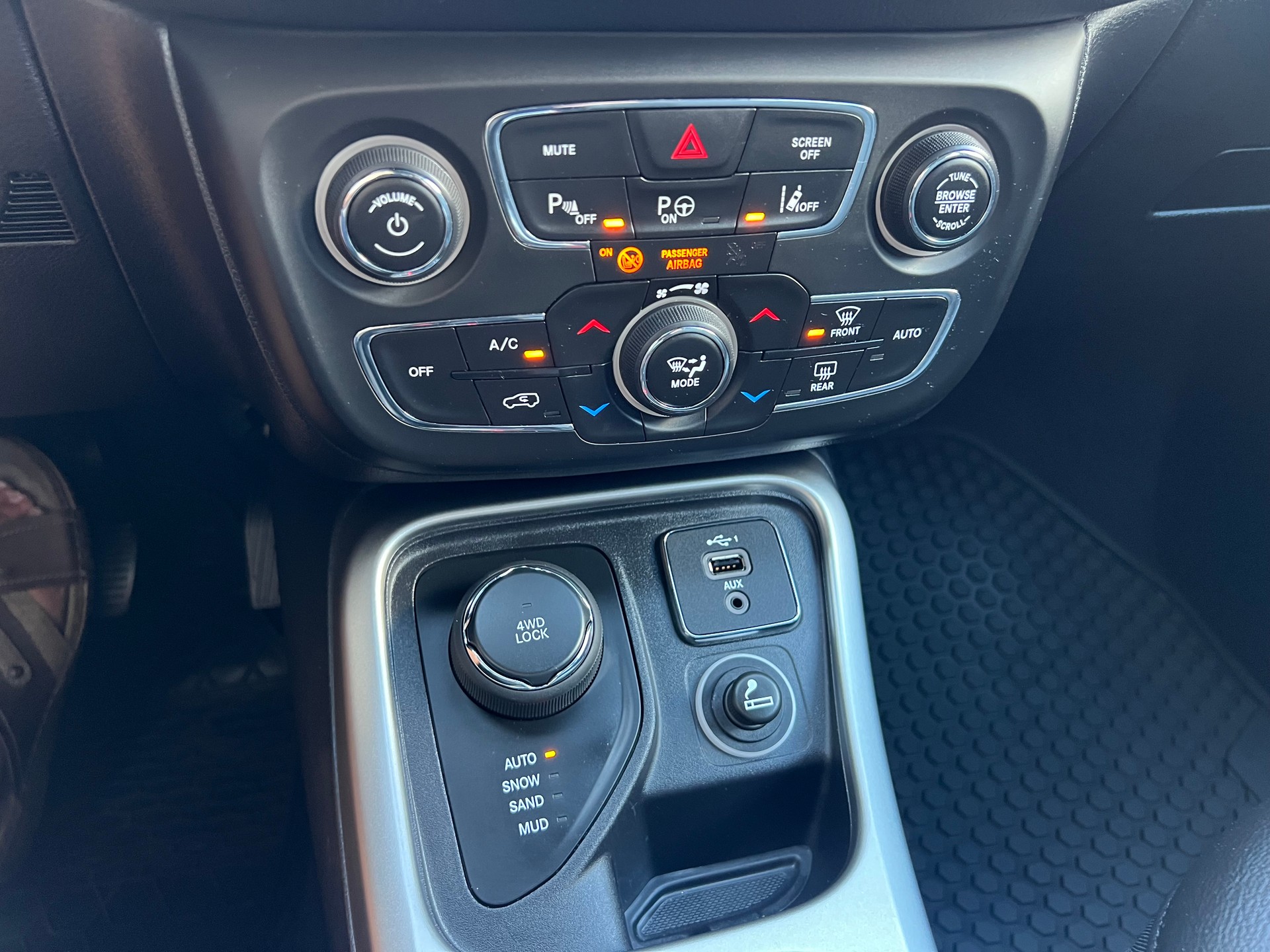 JEEP Compass 1.4 Turbo 4x4 Limited 9ATX PS 170 *Navigation*Leder*Rückfahrtkamera*Sitzbelüftung*frisch MFK *1 Jahr Garantie möglich*-image-24