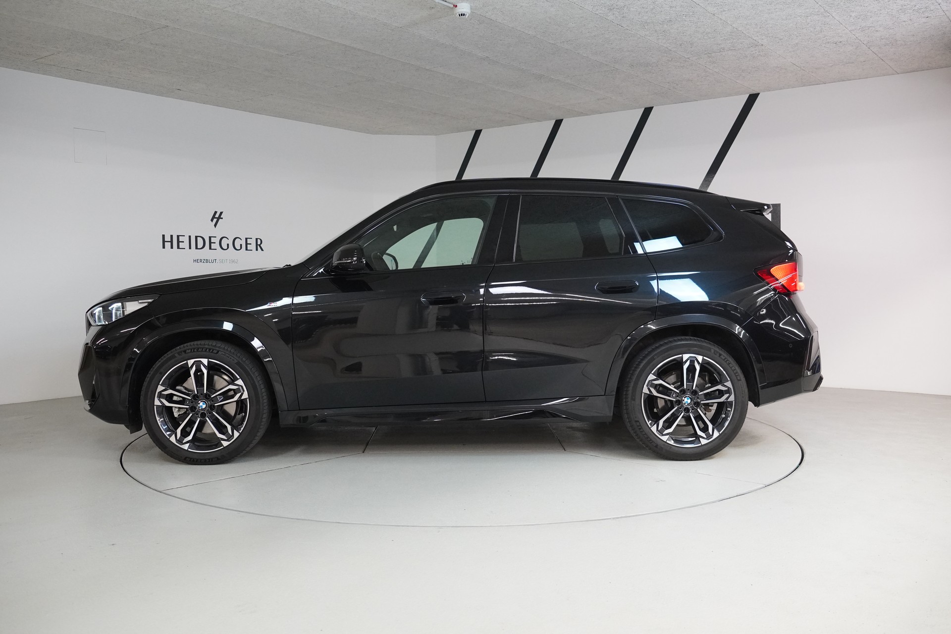 BMW X1 xDrive 23d 48V M Sport-showroom-element-3