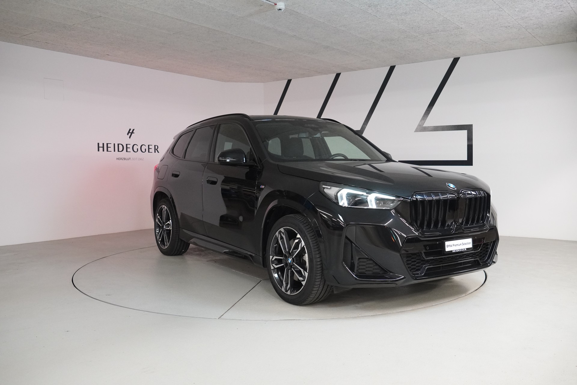 BMW X1 xDrive 23d 48V M Sport-showroom-element-2