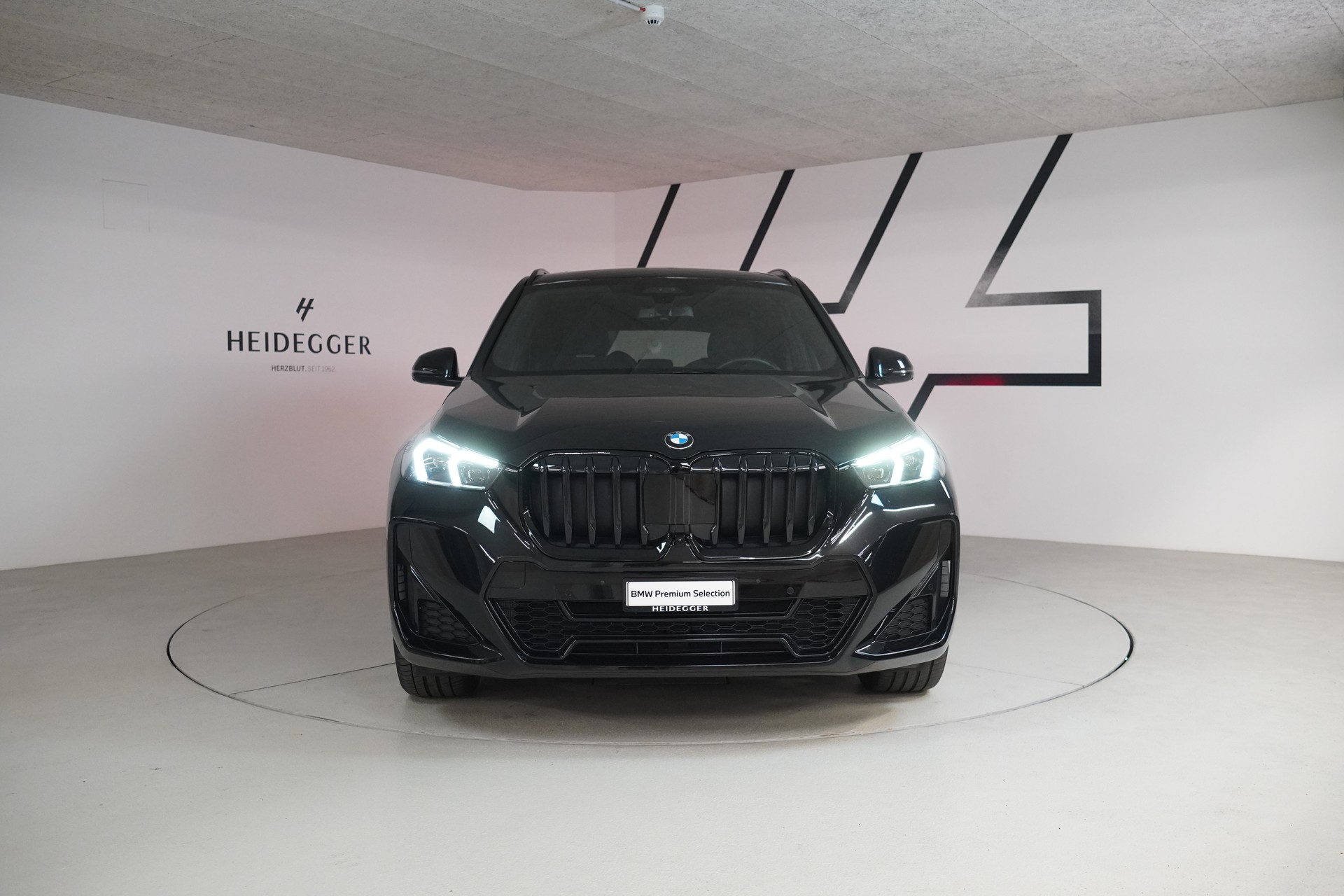 BMW X1 xDrive 23d 48V M Sport-showroom-element-1