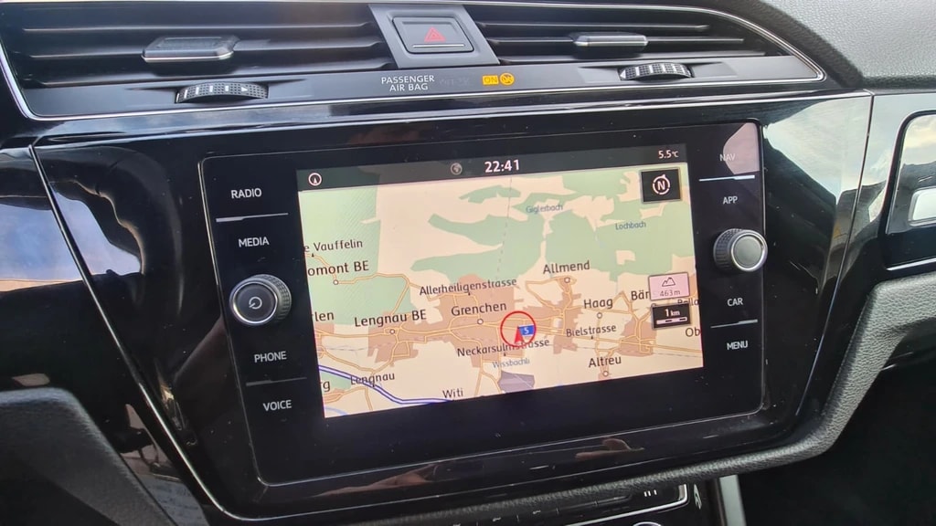 VW Touran 2.0 TDI BlueMotion TechnologyComfortline DSG ** Anh-Kupplung ** Gr.Navi ** RF-Kamera ** Parkhilfe v+h **-image-9