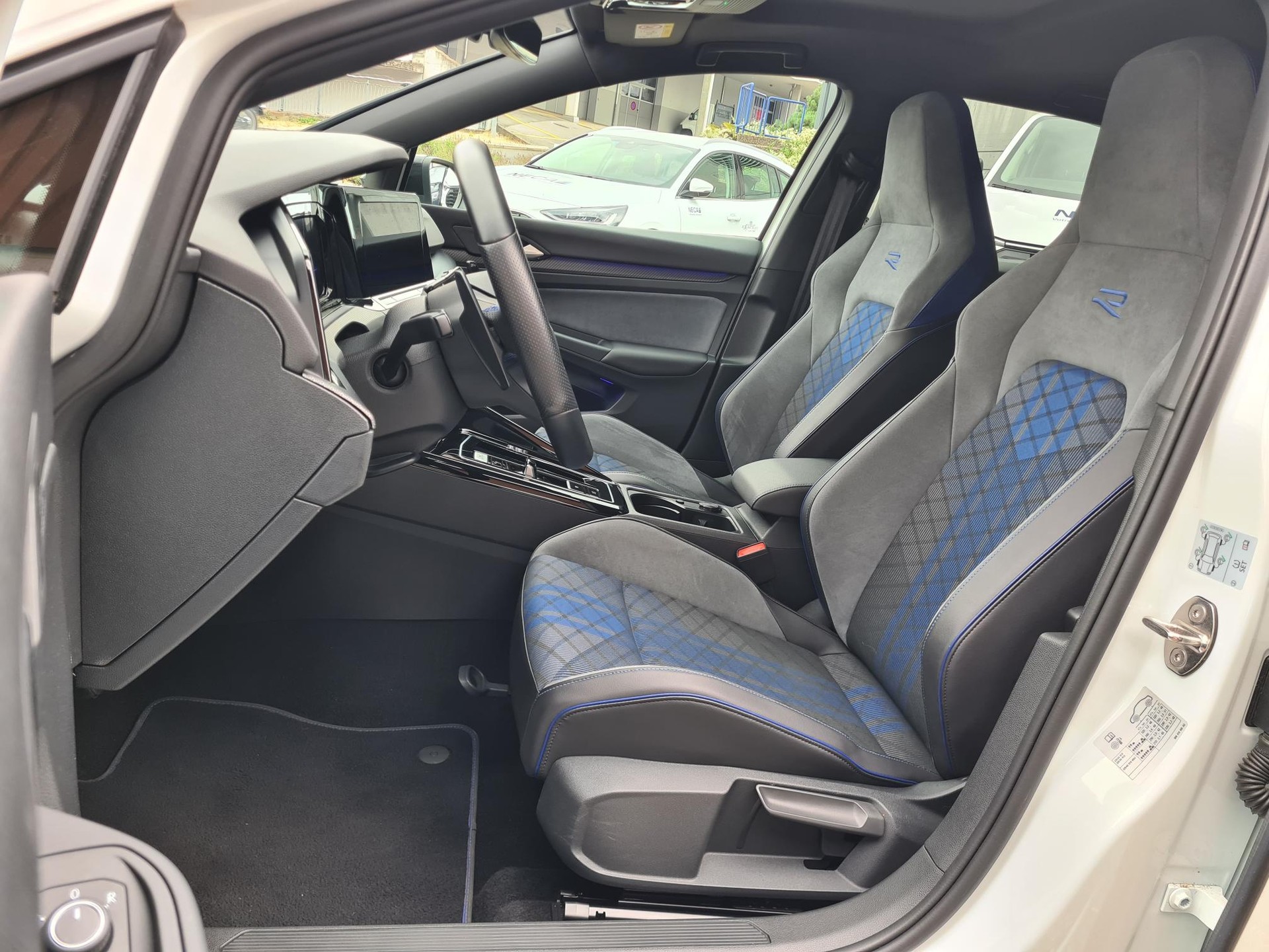 VW Golf 2.0 TSI R DSG 4Motion-image-7