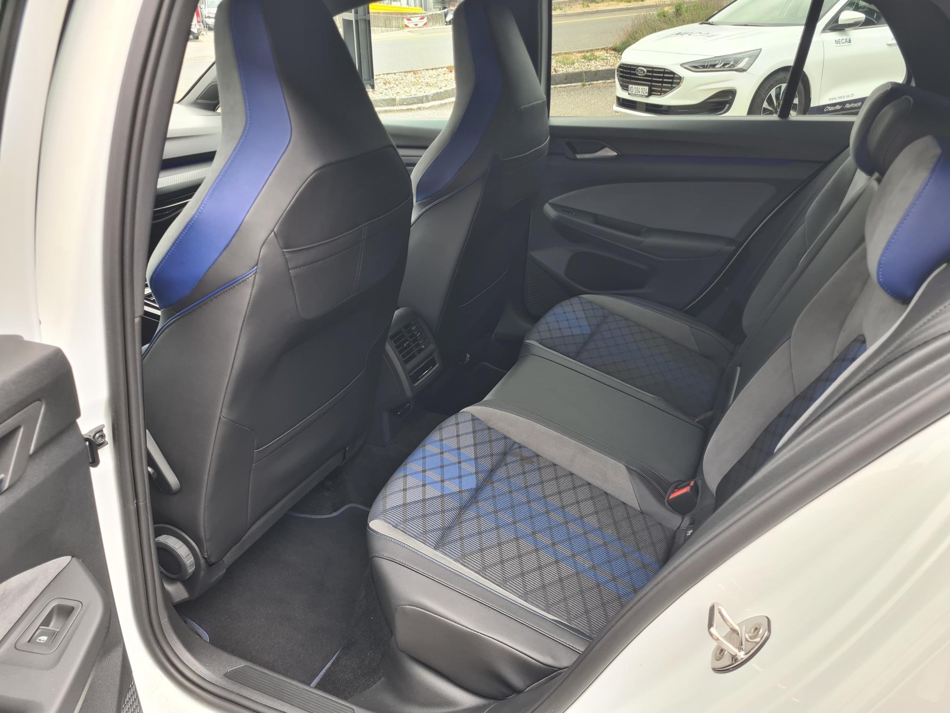 VW Golf 2.0 TSI R DSG 4Motion-image-8