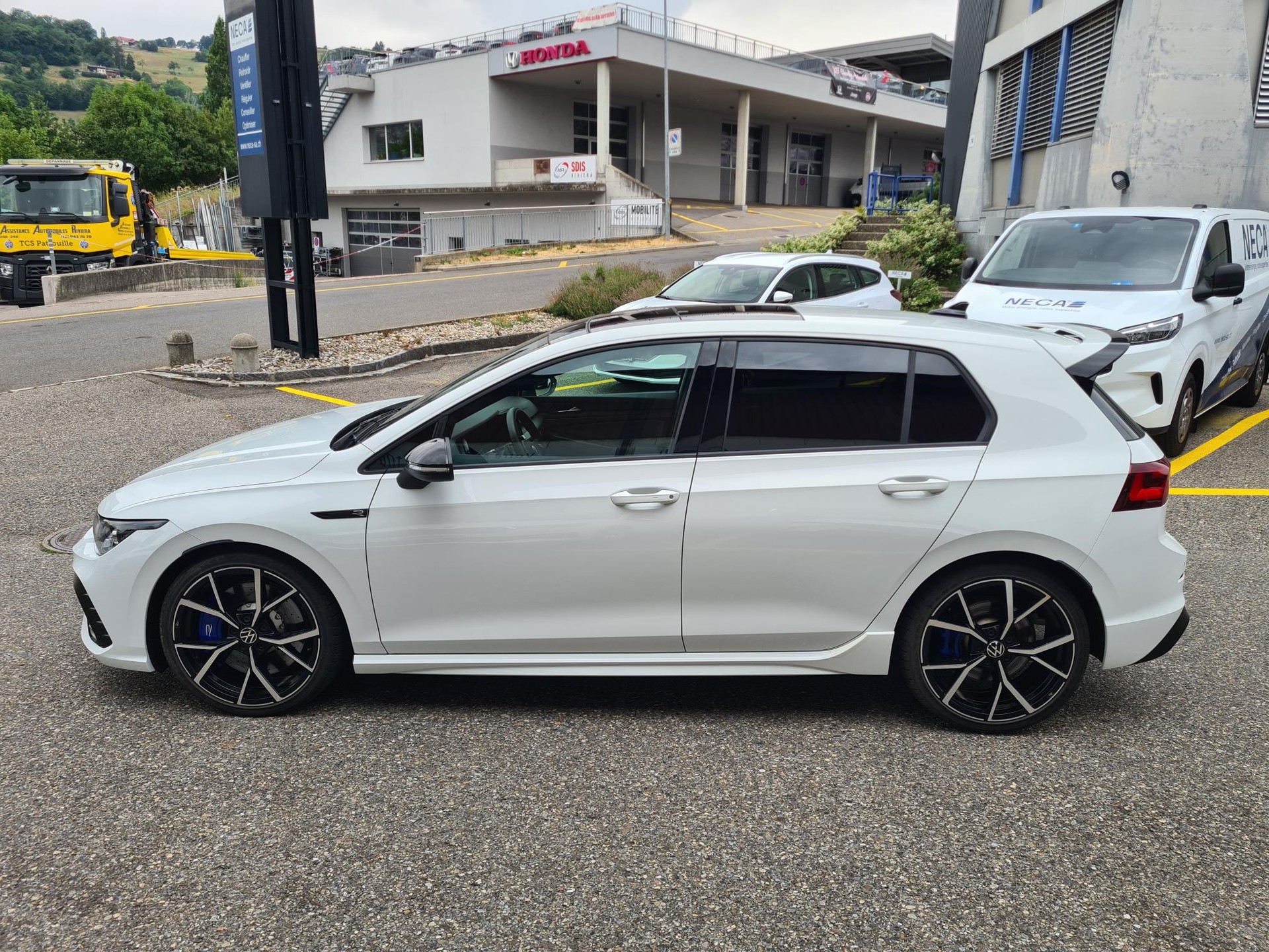 VW Golf 2.0 TSI R DSG 4Motion-image-2