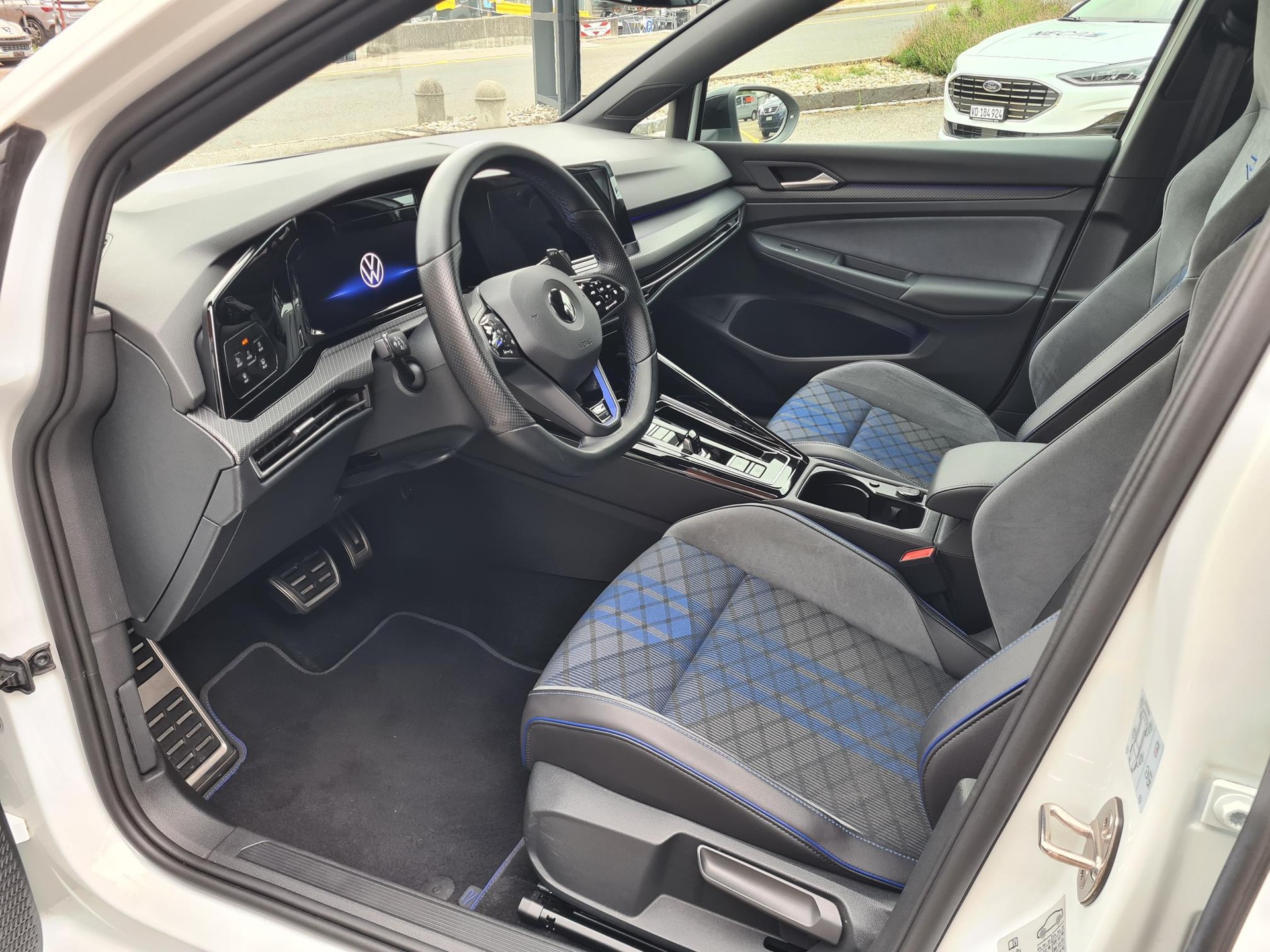 VW Golf 2.0 TSI R DSG 4Motion-image-6